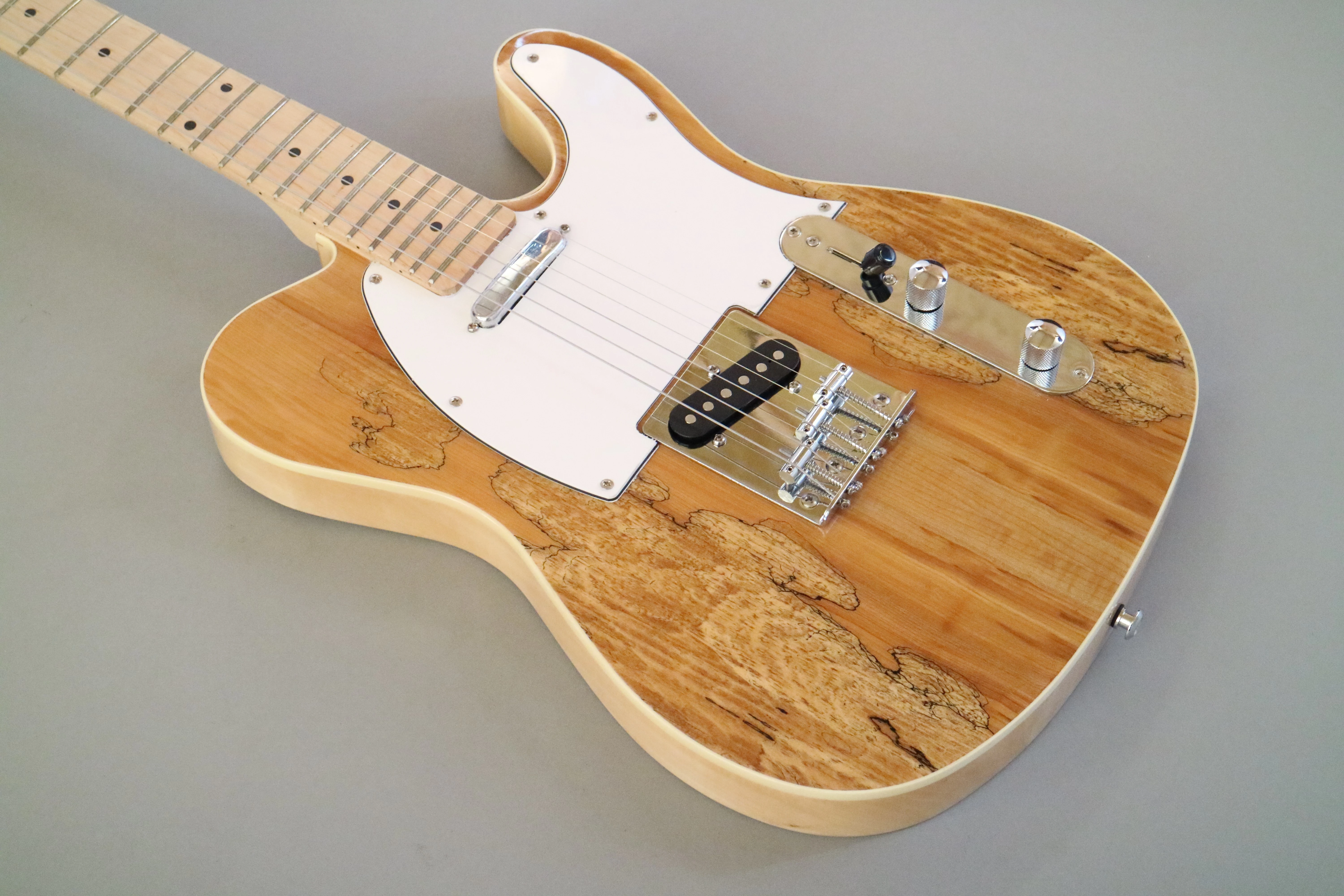 Guitarra Eléctrica Afanti Customizada de Caoba con Tapa de Arce Espaltado