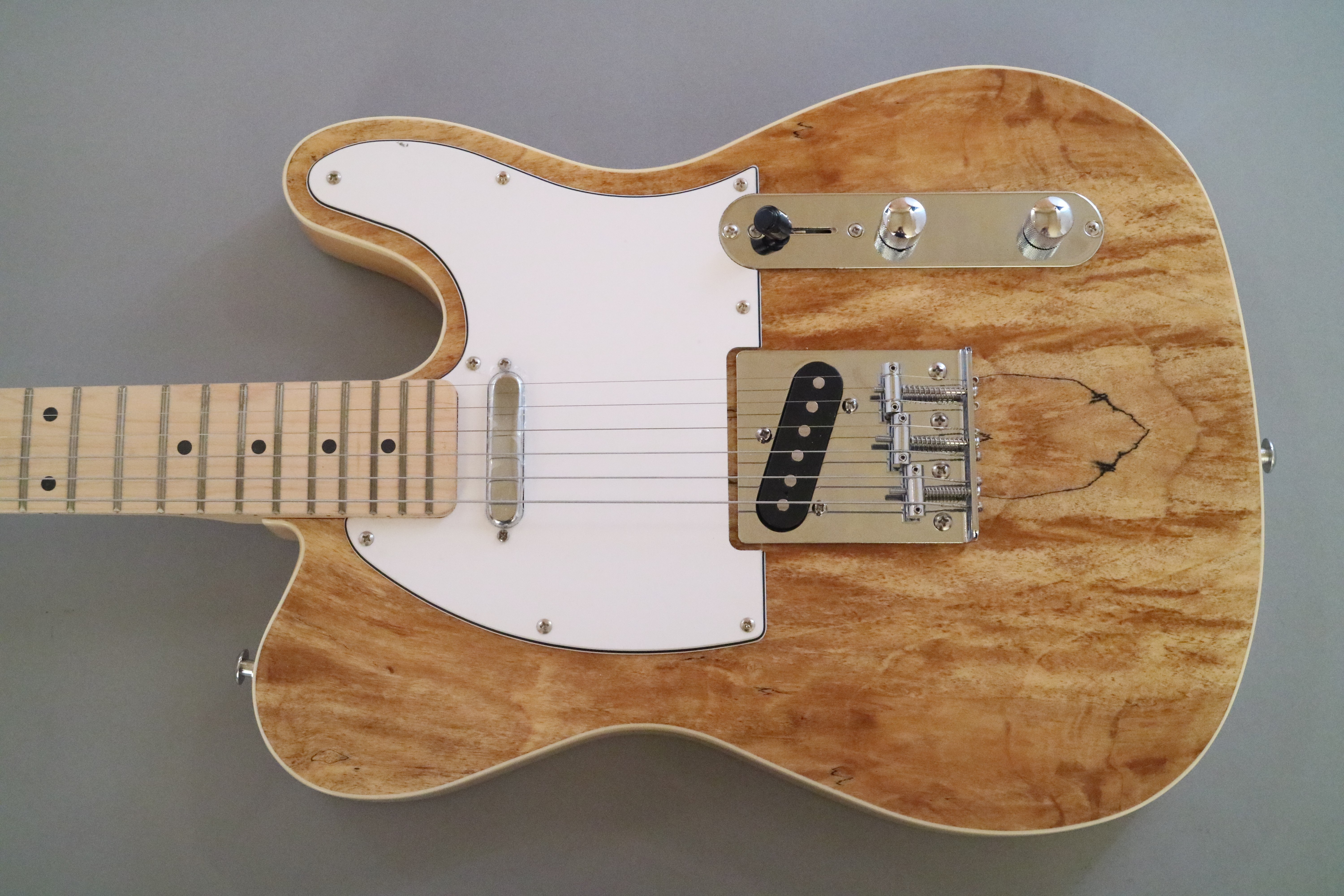 Guitarra Eléctrica Afanti Customizada de Caoba con Tapa de Arce Espaltado