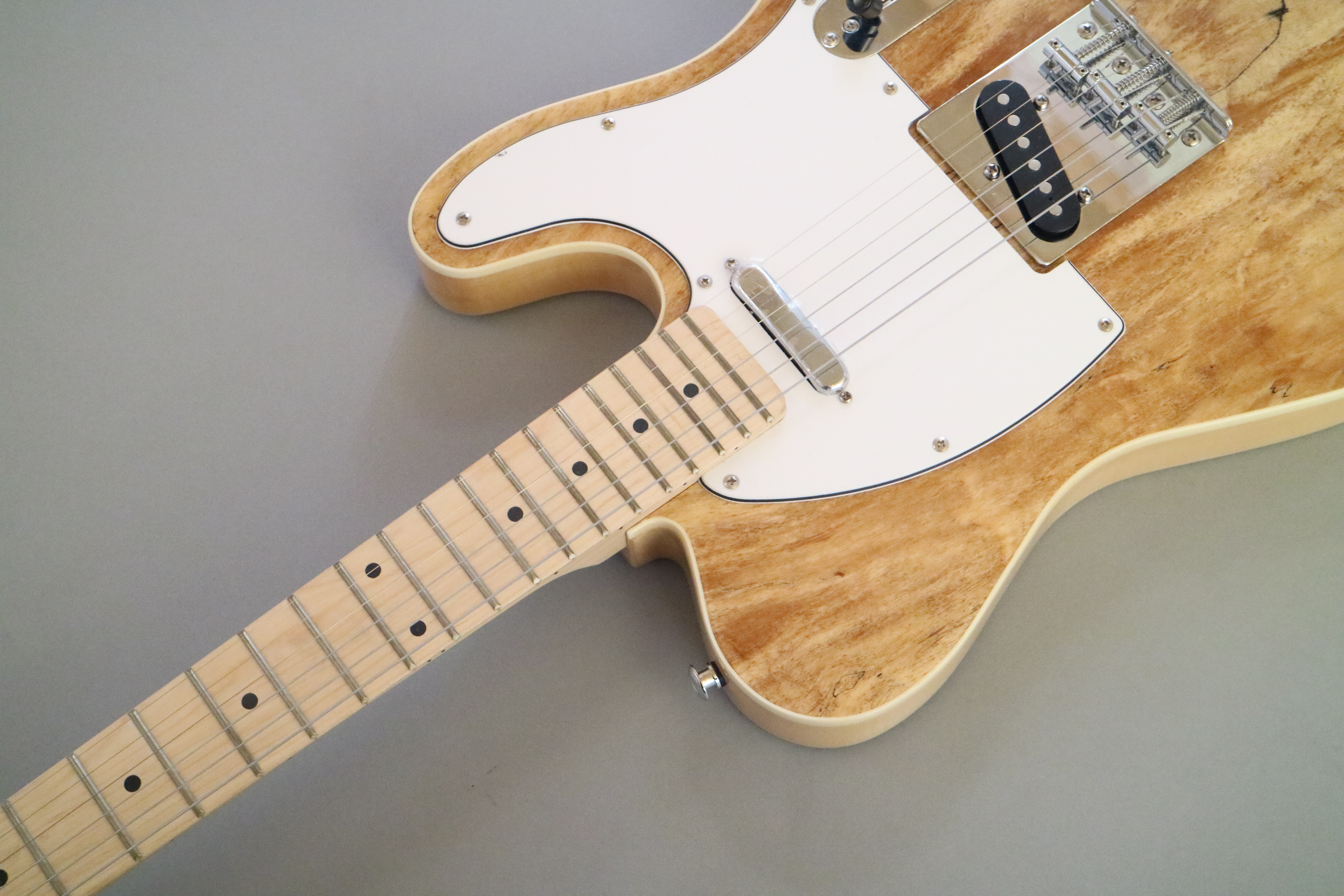 Guitarra Eléctrica Afanti Customizada de Caoba con Tapa de Arce Espaltado