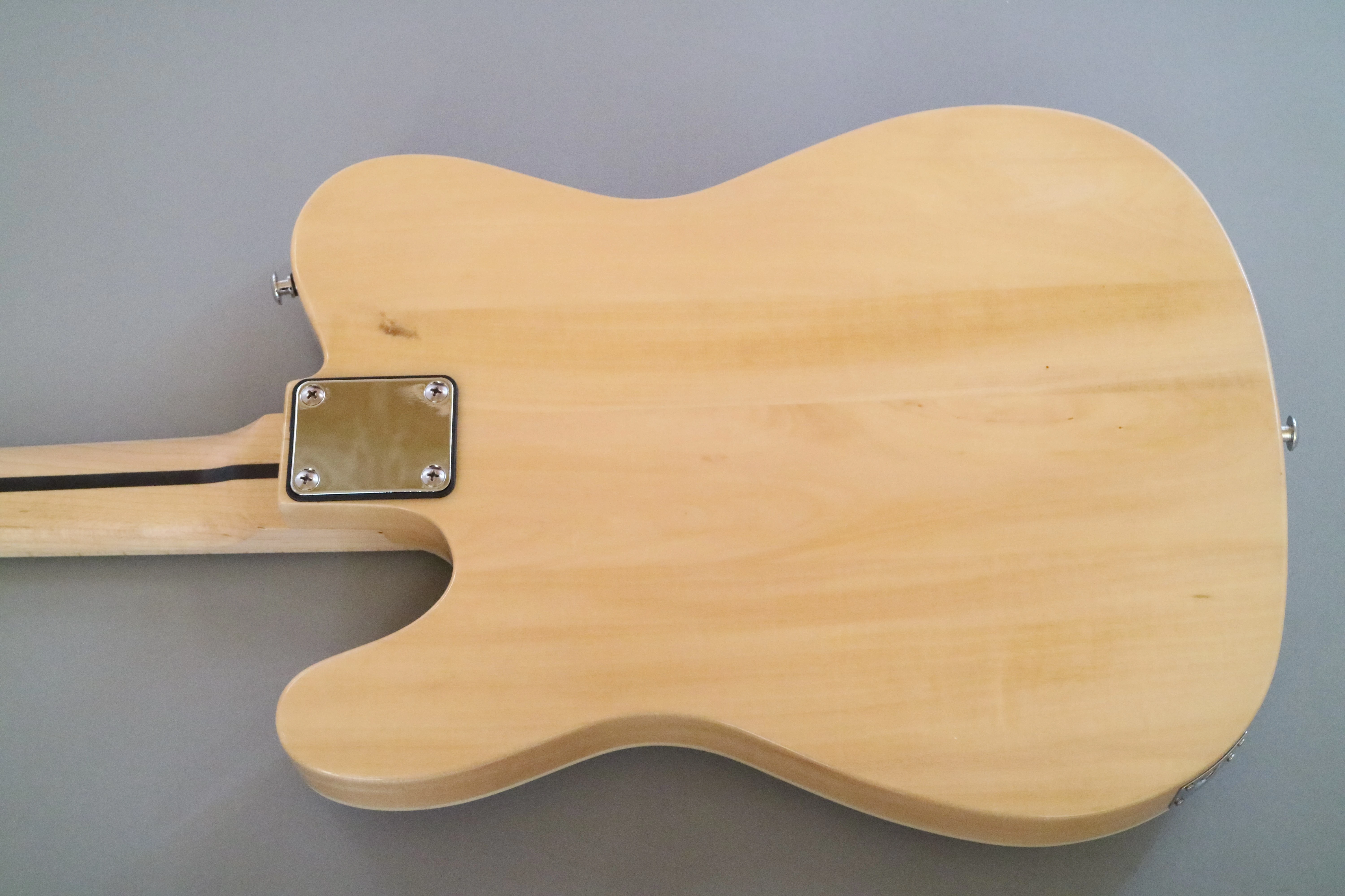 Guitarra Eléctrica Afanti Customizada de Caoba con Tapa de Arce Espaltado