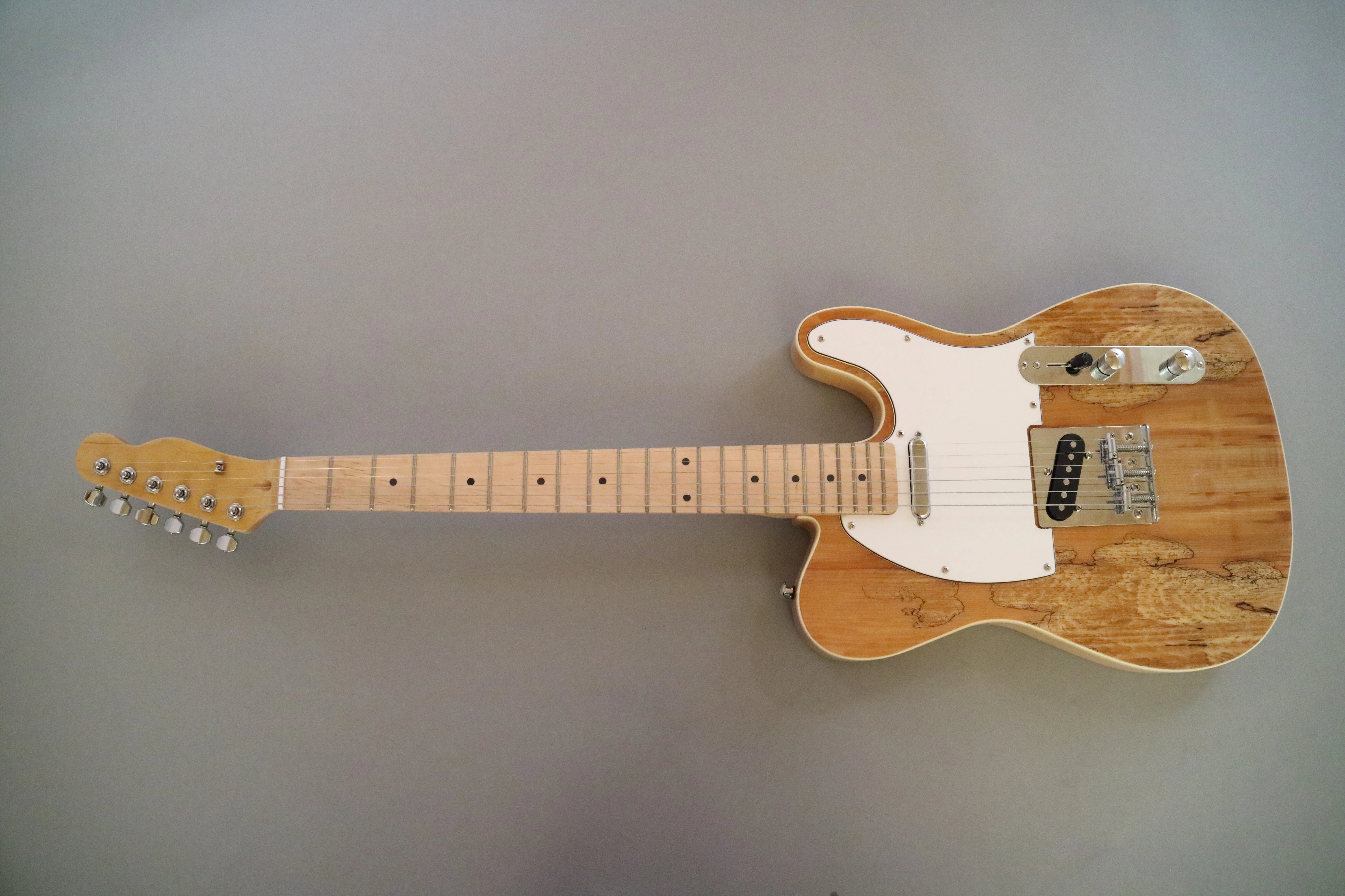 Guitarra Eléctrica Afanti Customizada de Caoba con Tapa de Arce Espaltado