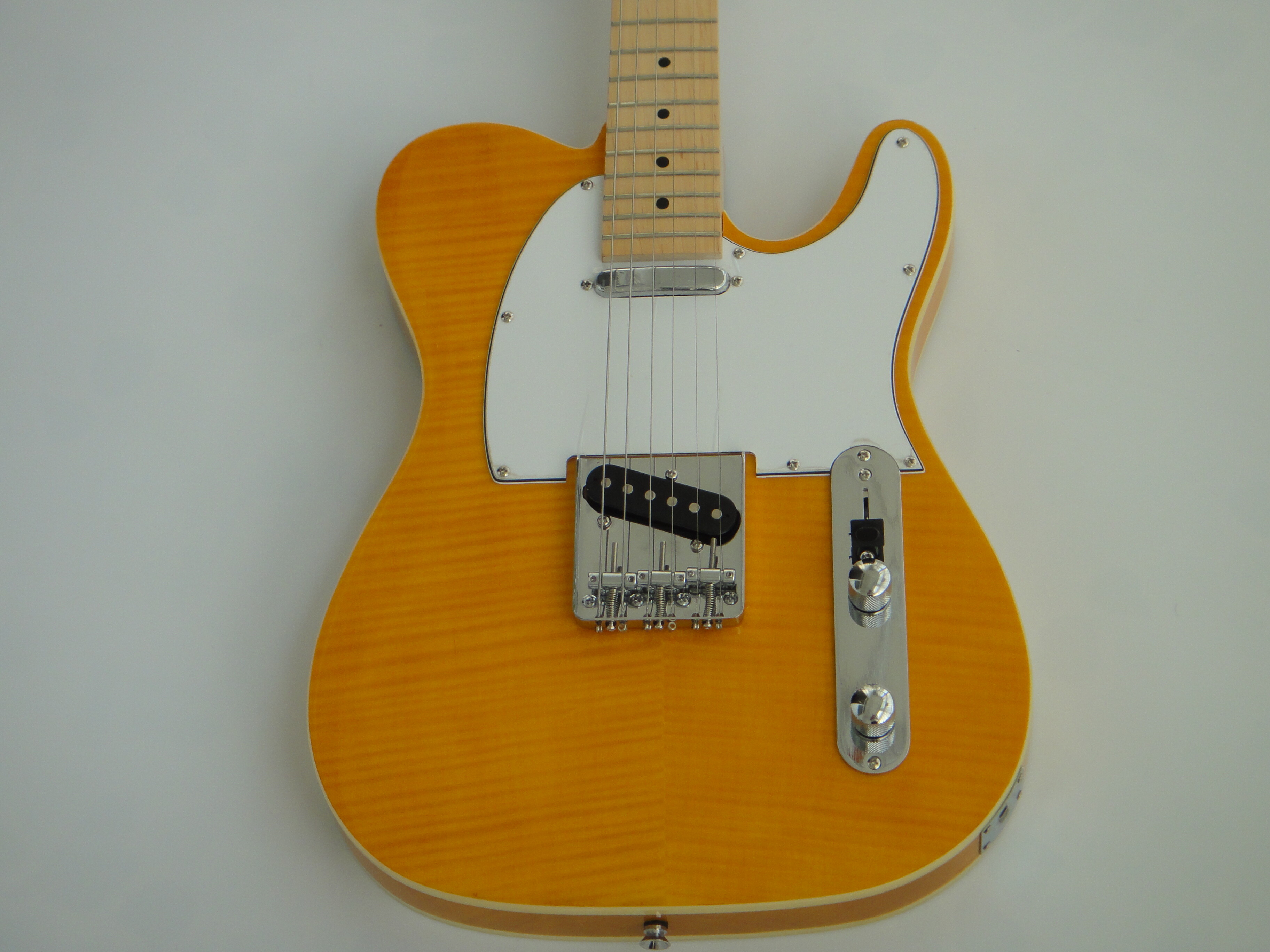 Guitarra acústica eléctrica Afanti con cuerpo de caoba y tapa de arce flameado