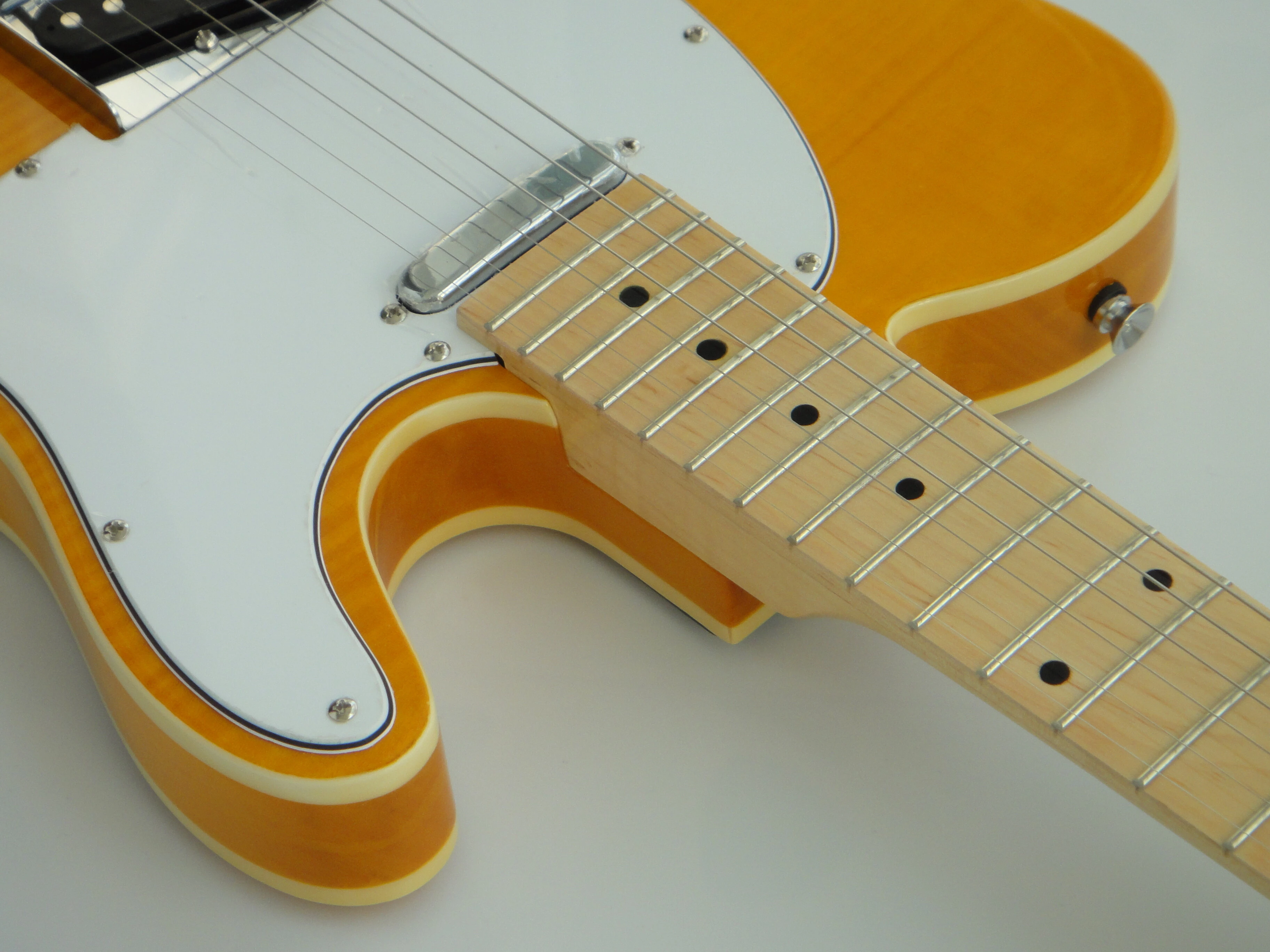 Guitarra acústica eléctrica Afanti con cuerpo de caoba y tapa de arce flameado