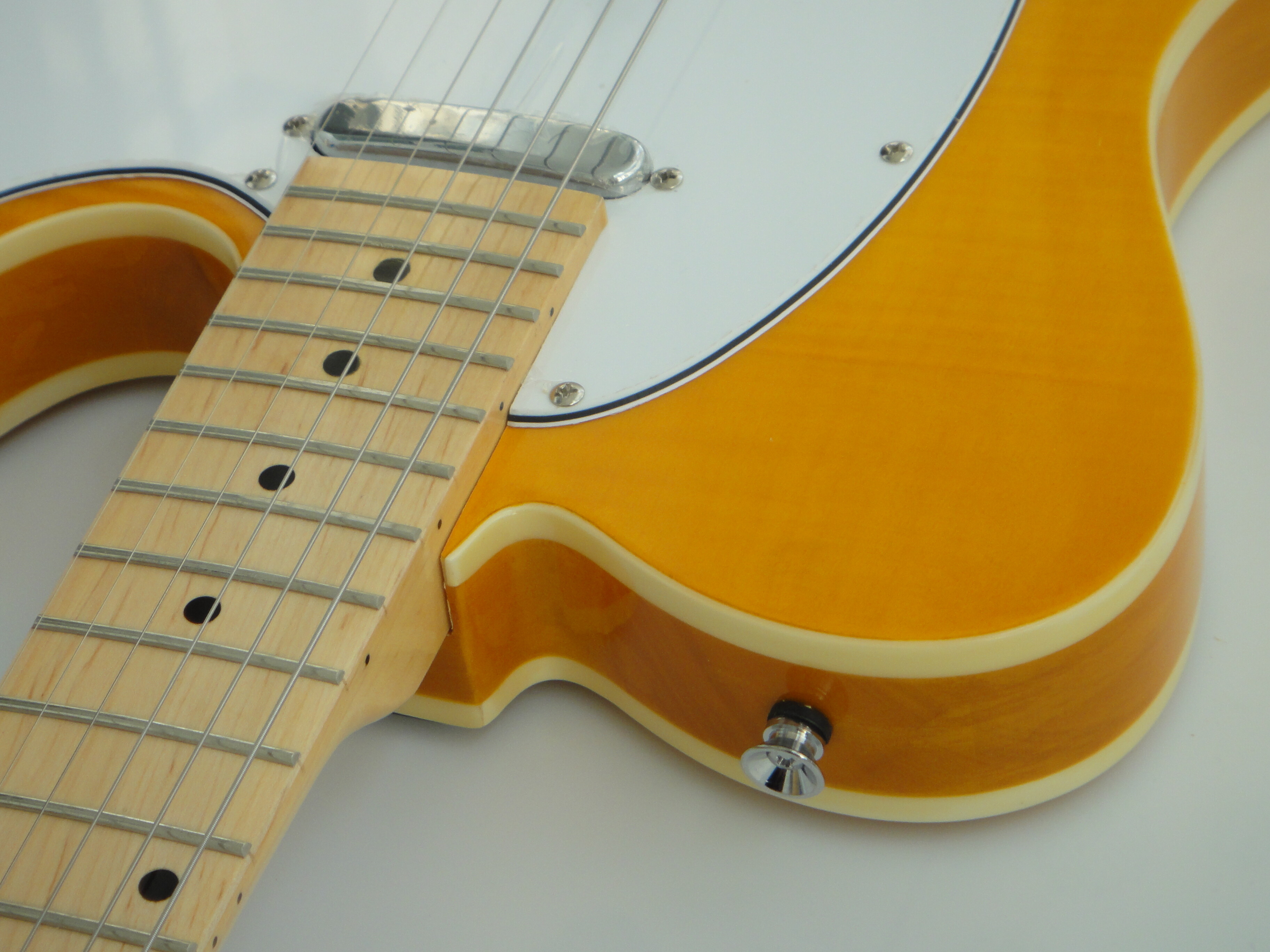 Guitarra acústica eléctrica Afanti con cuerpo de caoba y tapa de arce flameado