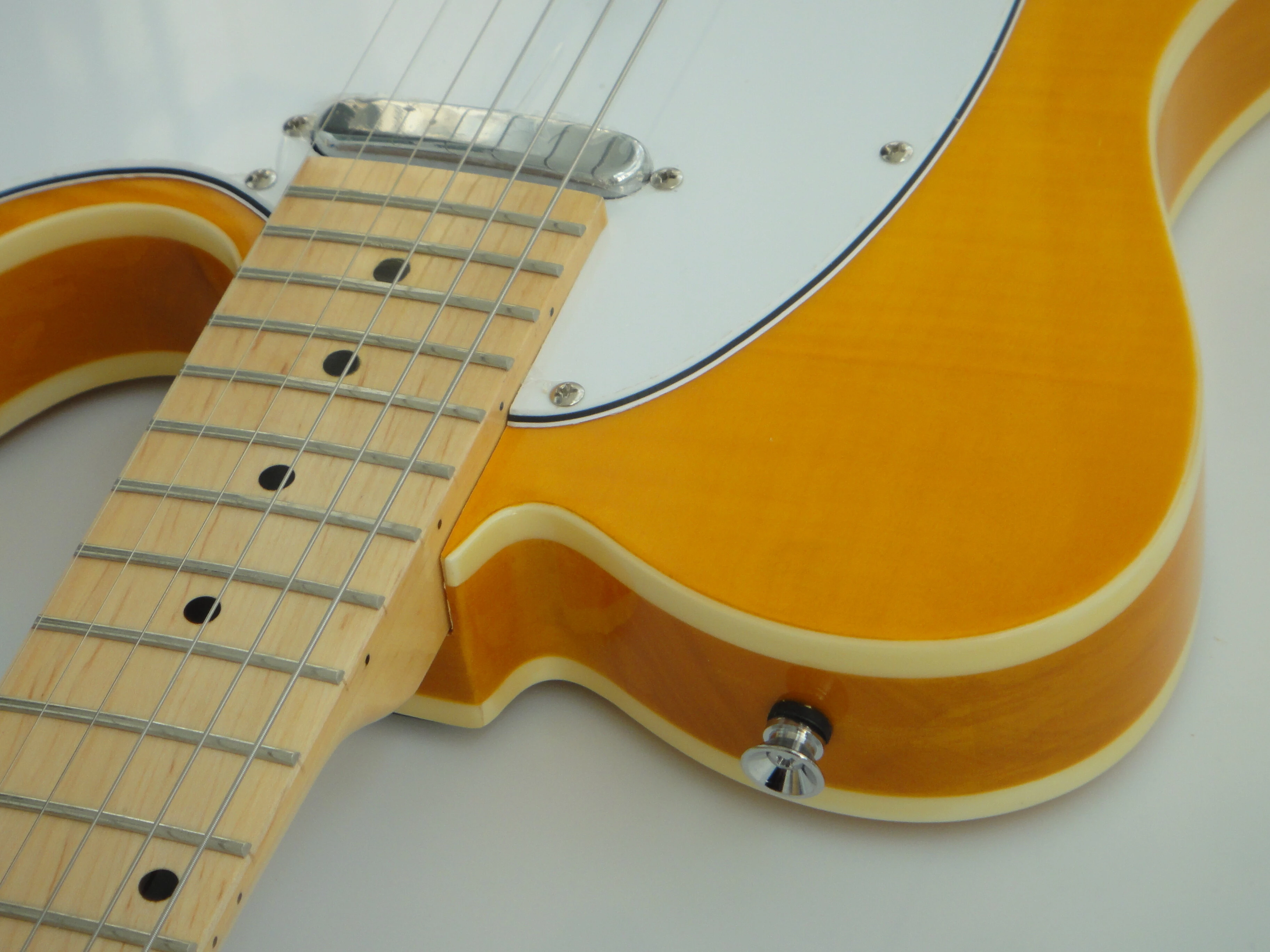 Guitarra acústica eléctrica Afanti con cuerpo de caoba y tapa de arce flameado