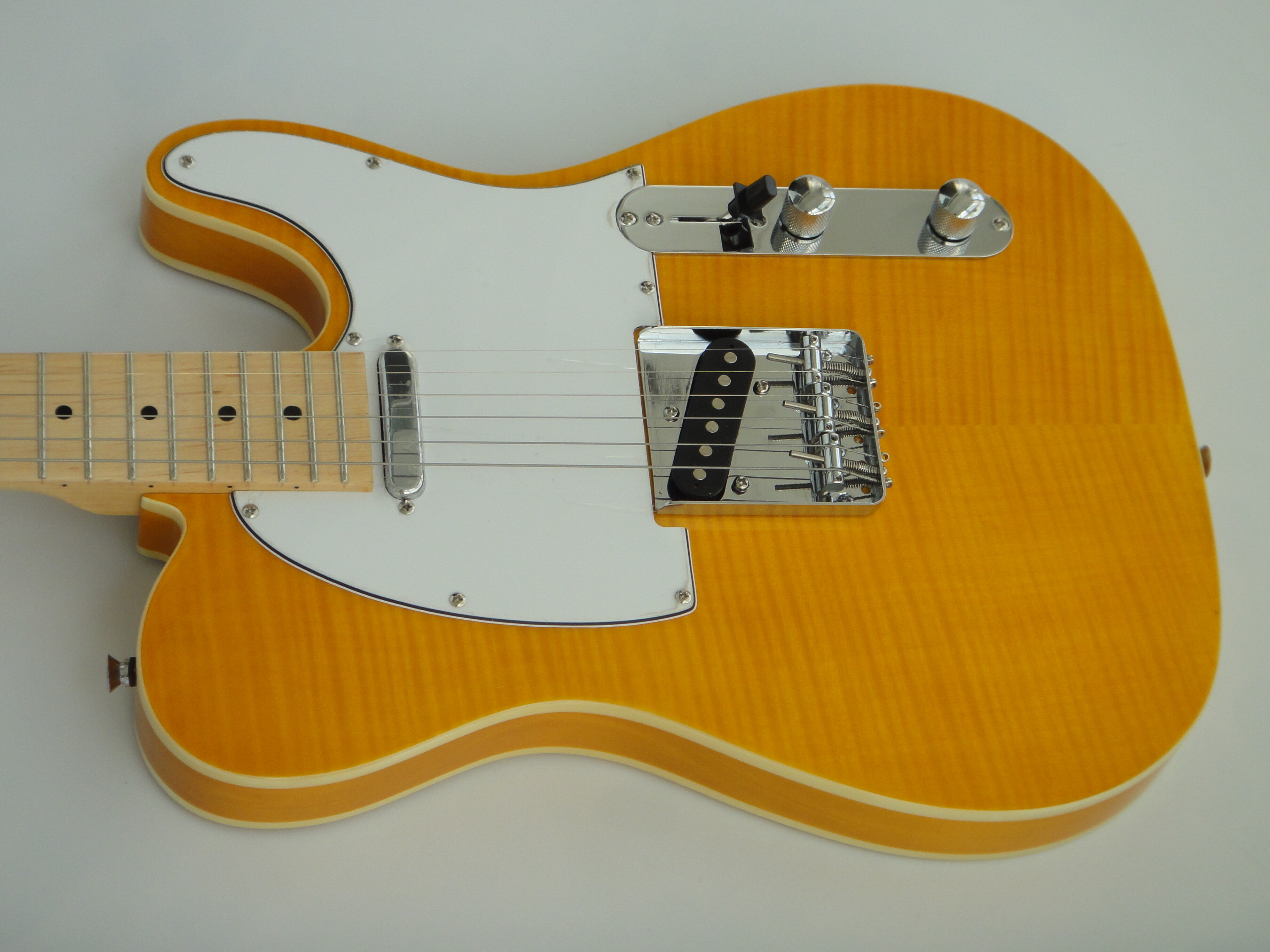 Guitarra acústica eléctrica Afanti con cuerpo de caoba y tapa de arce flameado