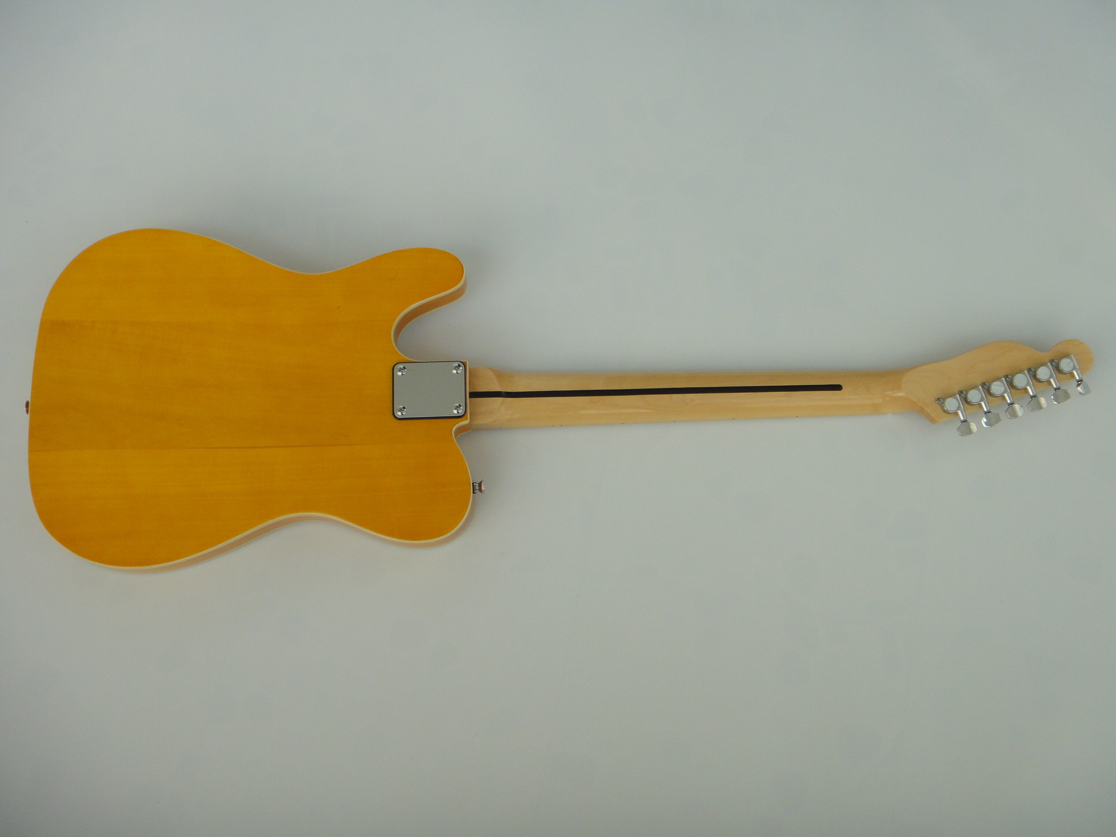 Guitarra acústica eléctrica Afanti con cuerpo de caoba y tapa de arce flameado