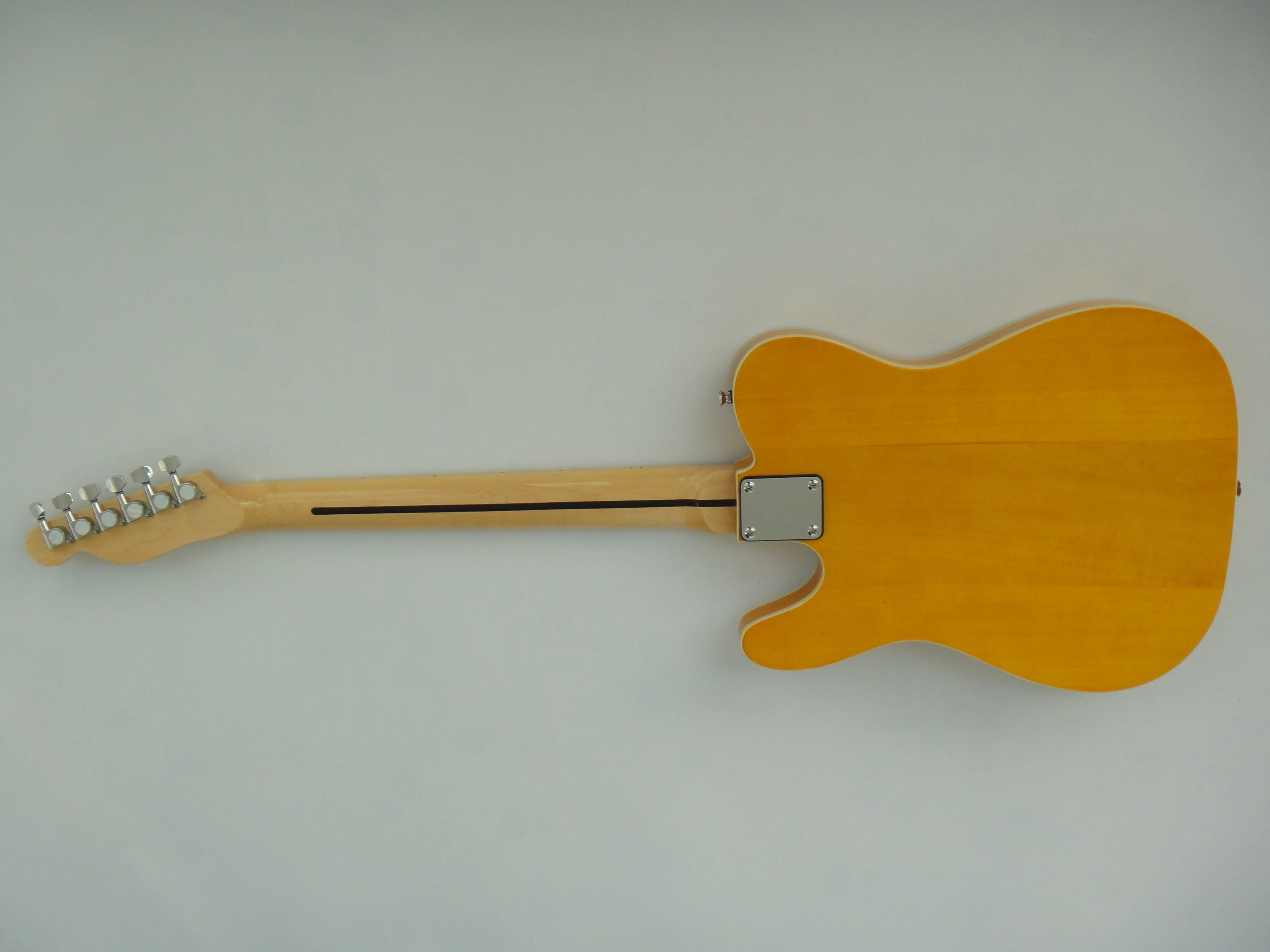 Guitarra acústica eléctrica Afanti con cuerpo de caoba y tapa de arce flameado