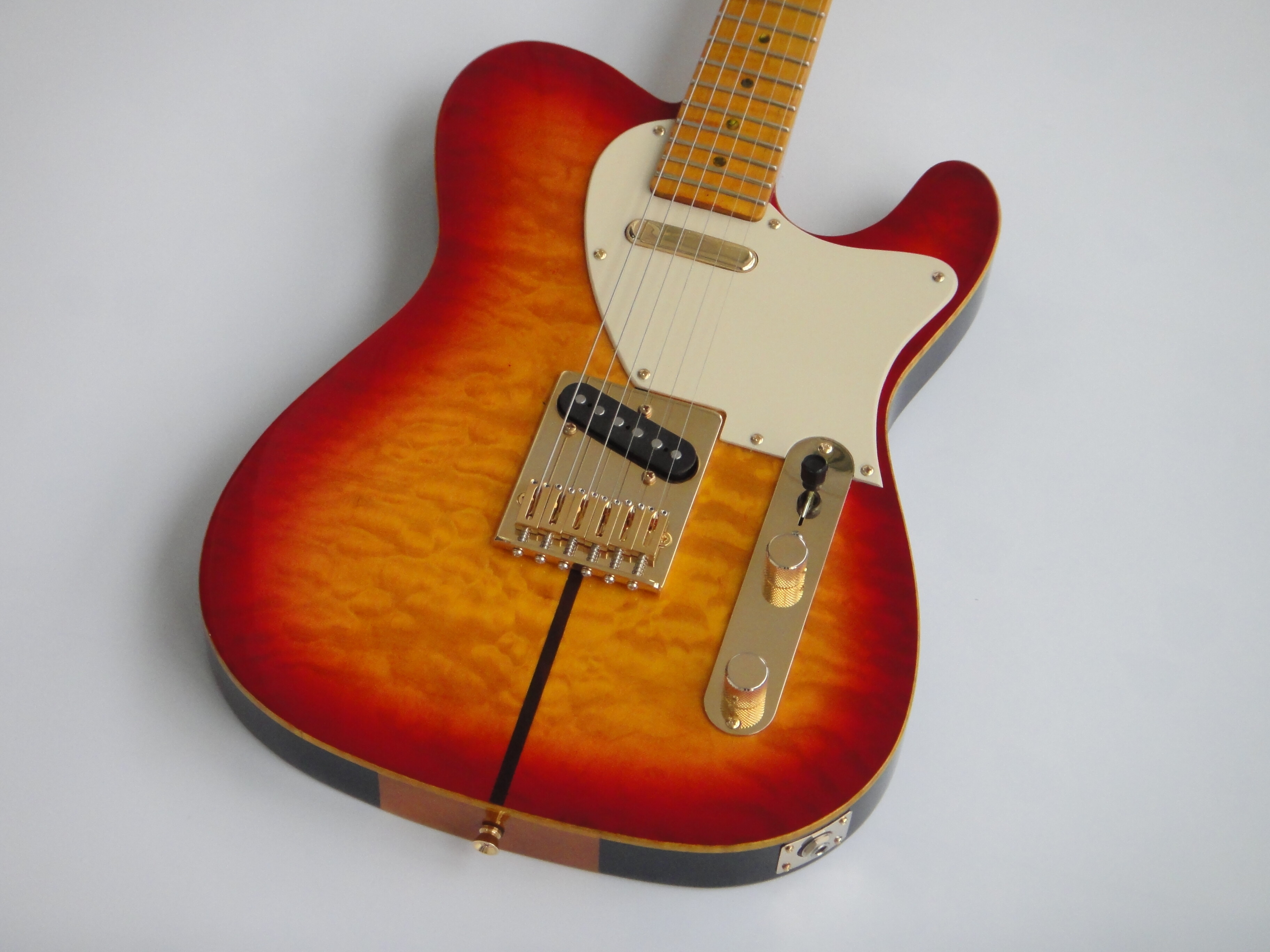 Afanti Guitarra acústica eléctrica personalizada con cuerpo de caoba y chapa de arce acolchado