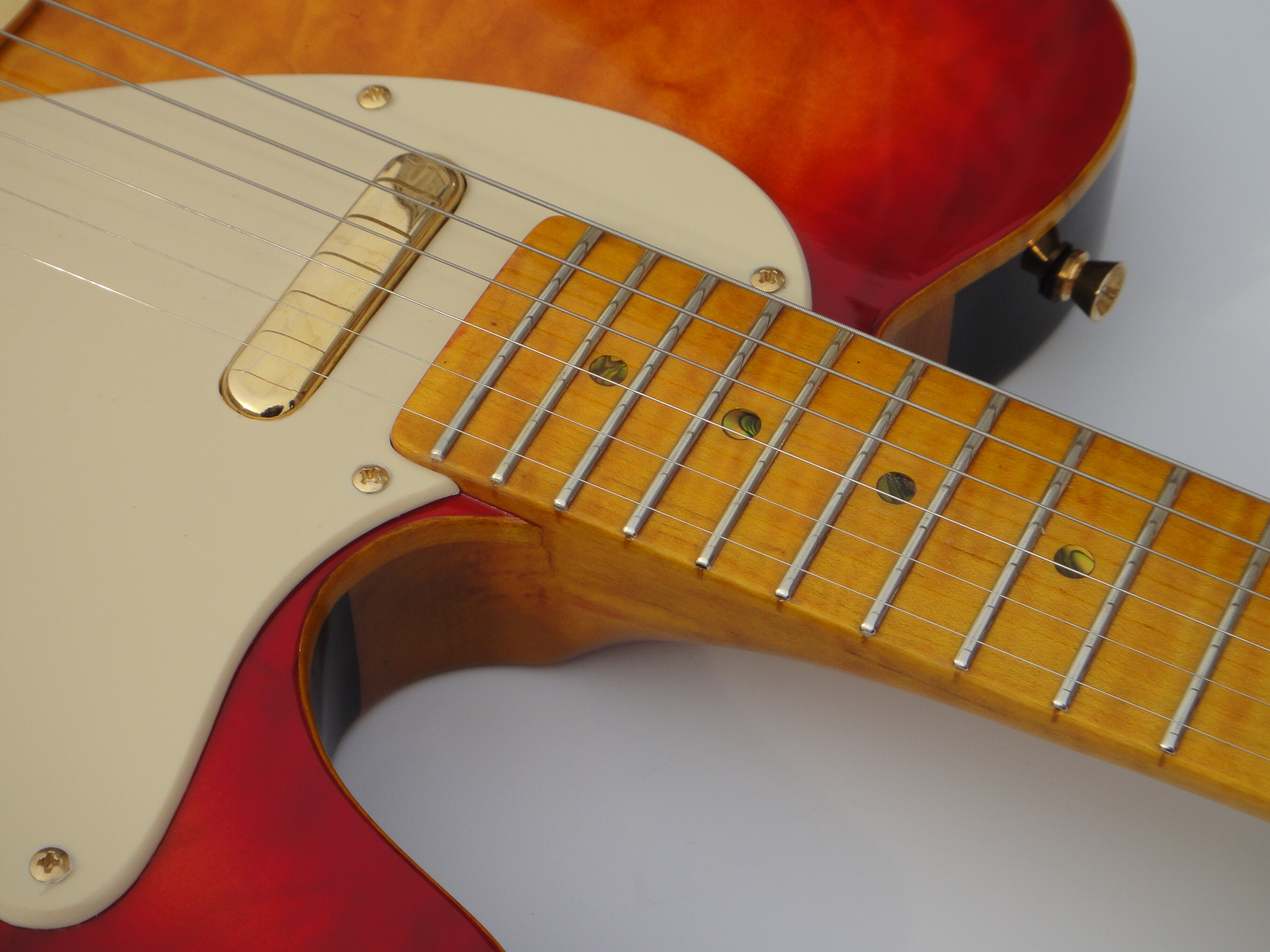 Afanti Guitarra acústica eléctrica personalizada con cuerpo de caoba y chapa de arce acolchado