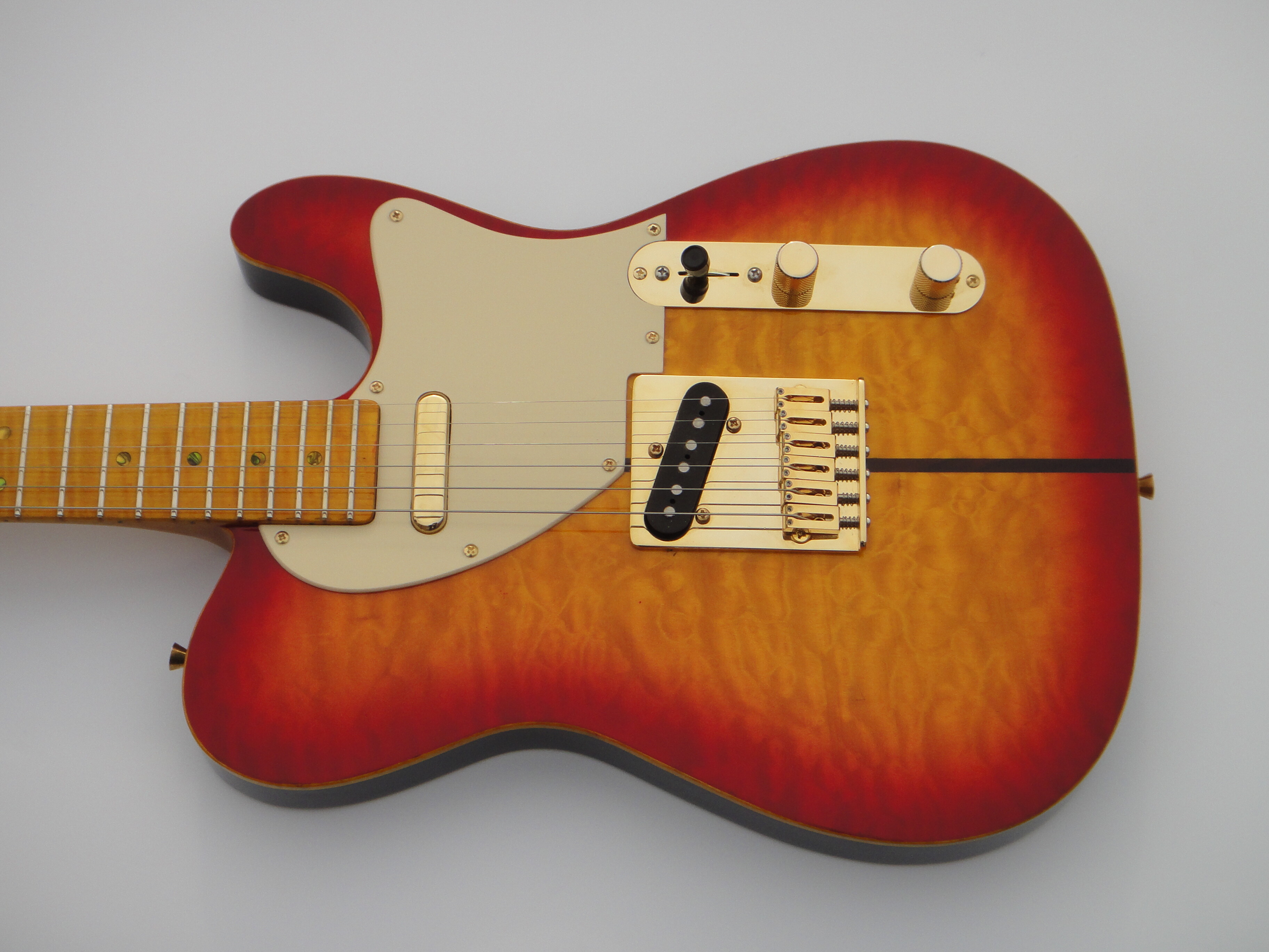 Afanti Guitarra acústica eléctrica personalizada con cuerpo de caoba y chapa de arce acolchado