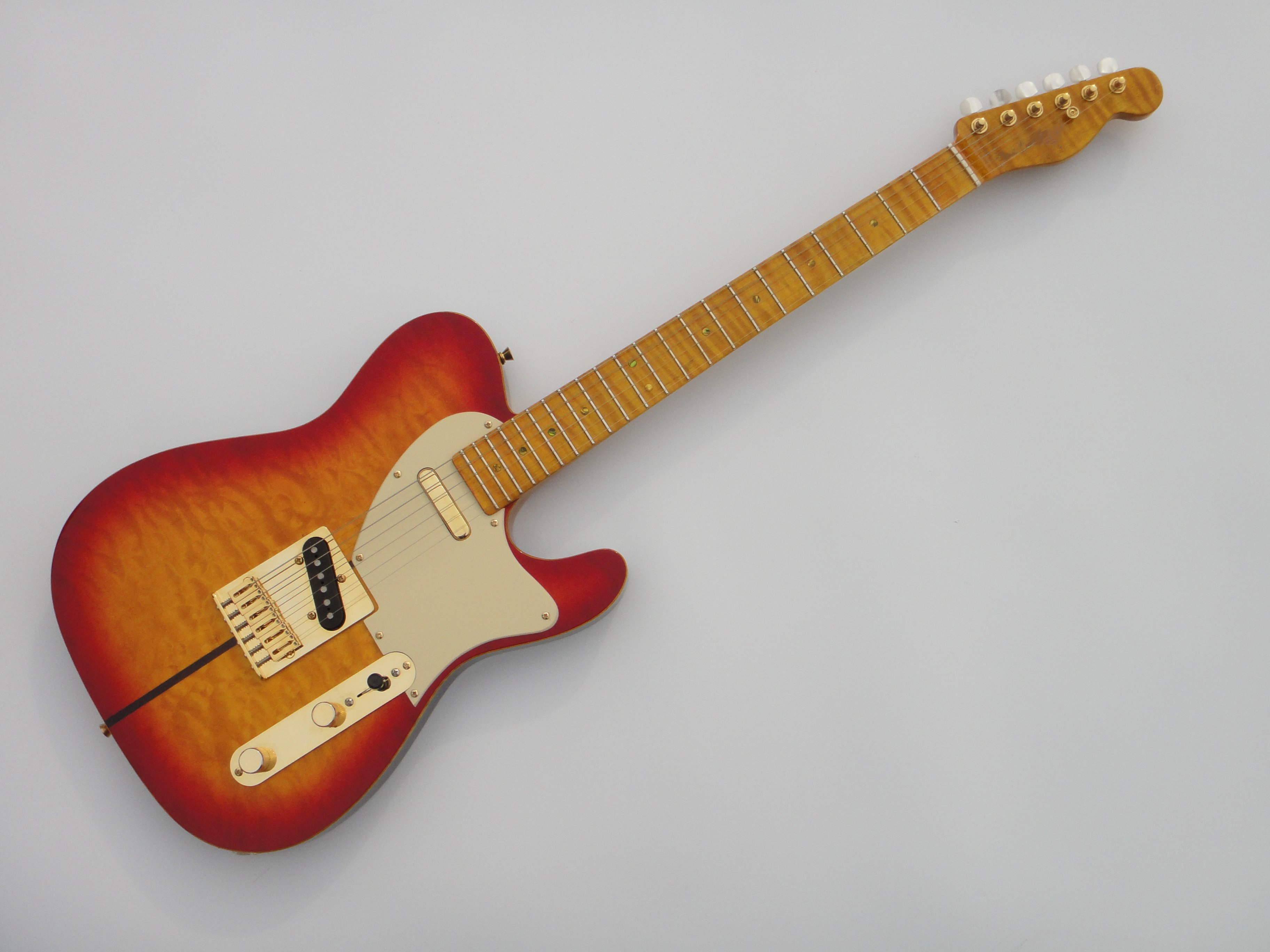 Afanti Guitarra acústica eléctrica personalizada con cuerpo de caoba y chapa de arce acolchado