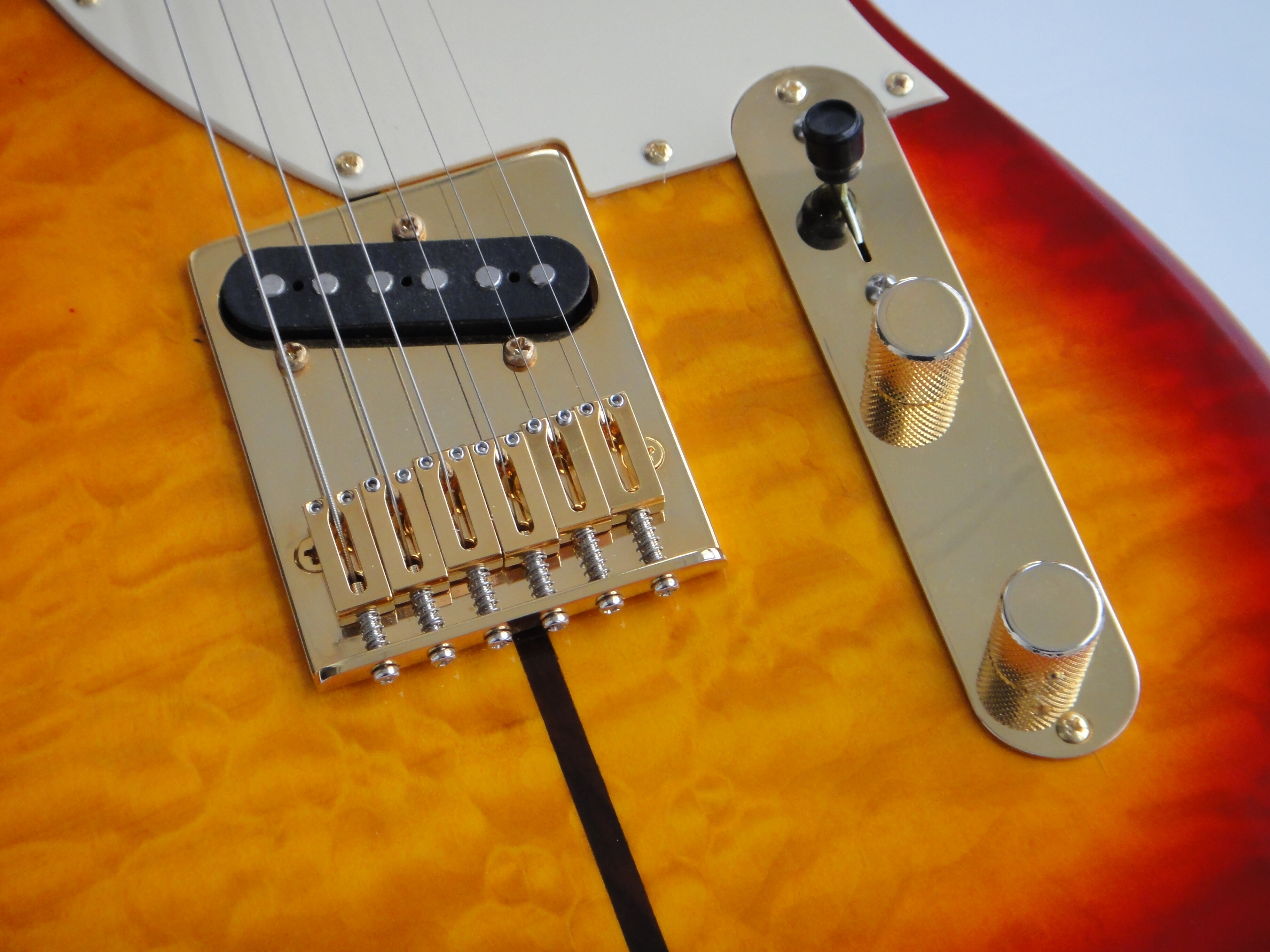 Afanti Guitarra acústica eléctrica personalizada con cuerpo de caoba y chapa de arce acolchado