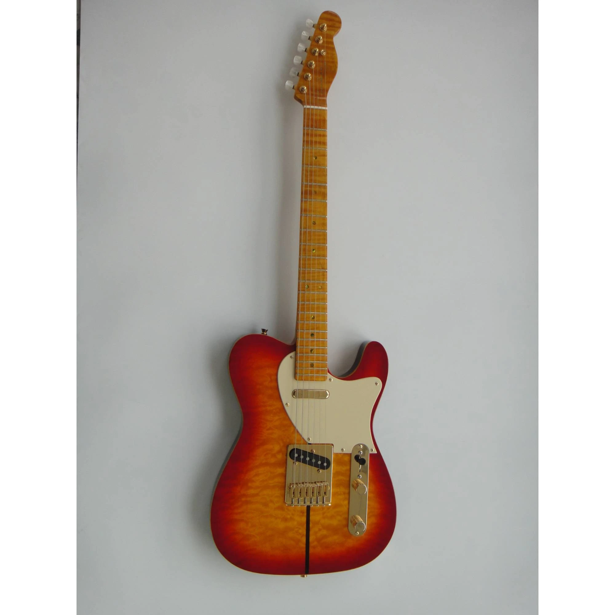 Afanti Guitarra acústica eléctrica personalizada con cuerpo de caoba y chapa de arce acolchado