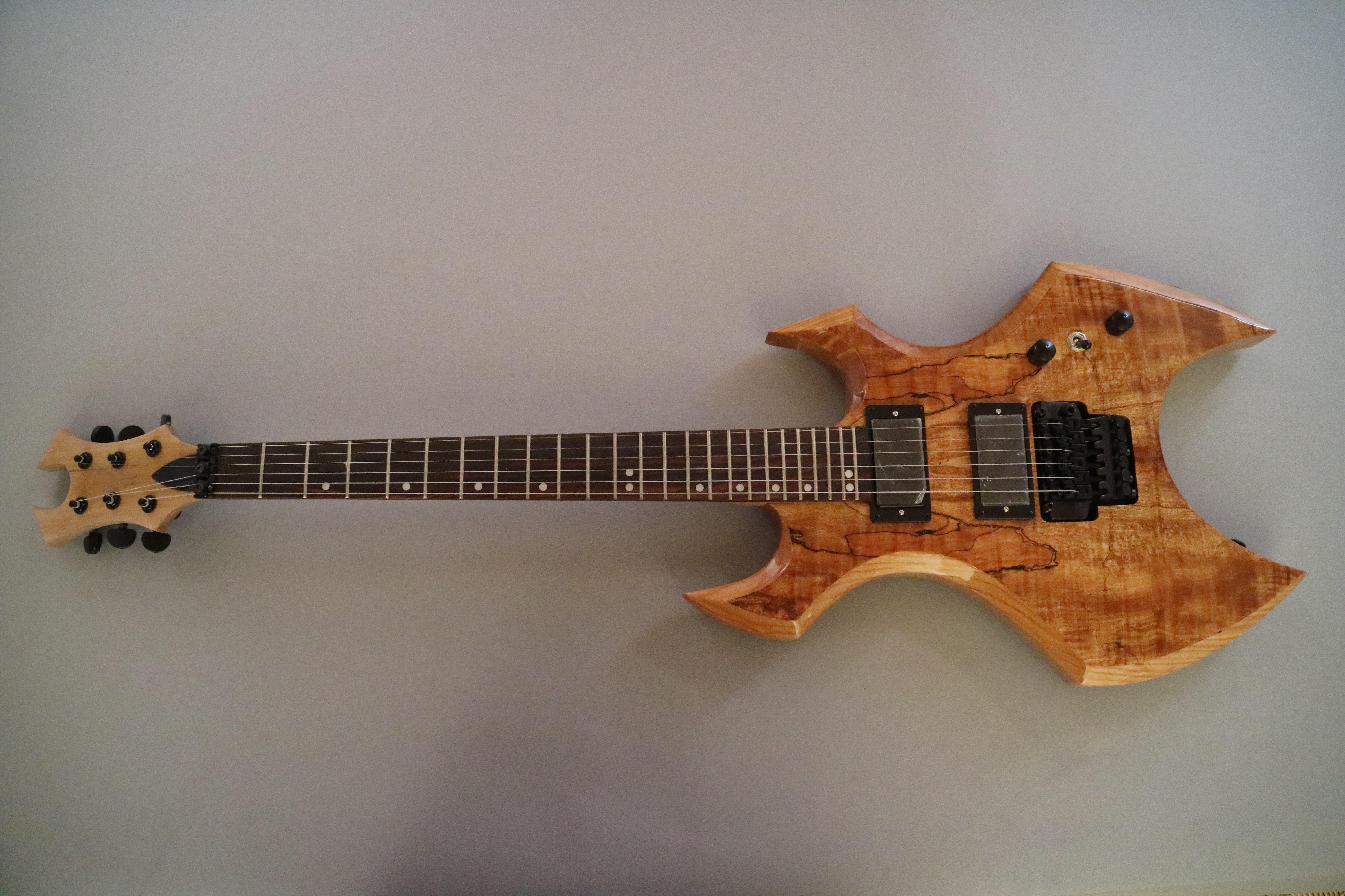 Guitarra eléctrica personalizada Afanti con cuerpo de caoba y chapa de arce veteado