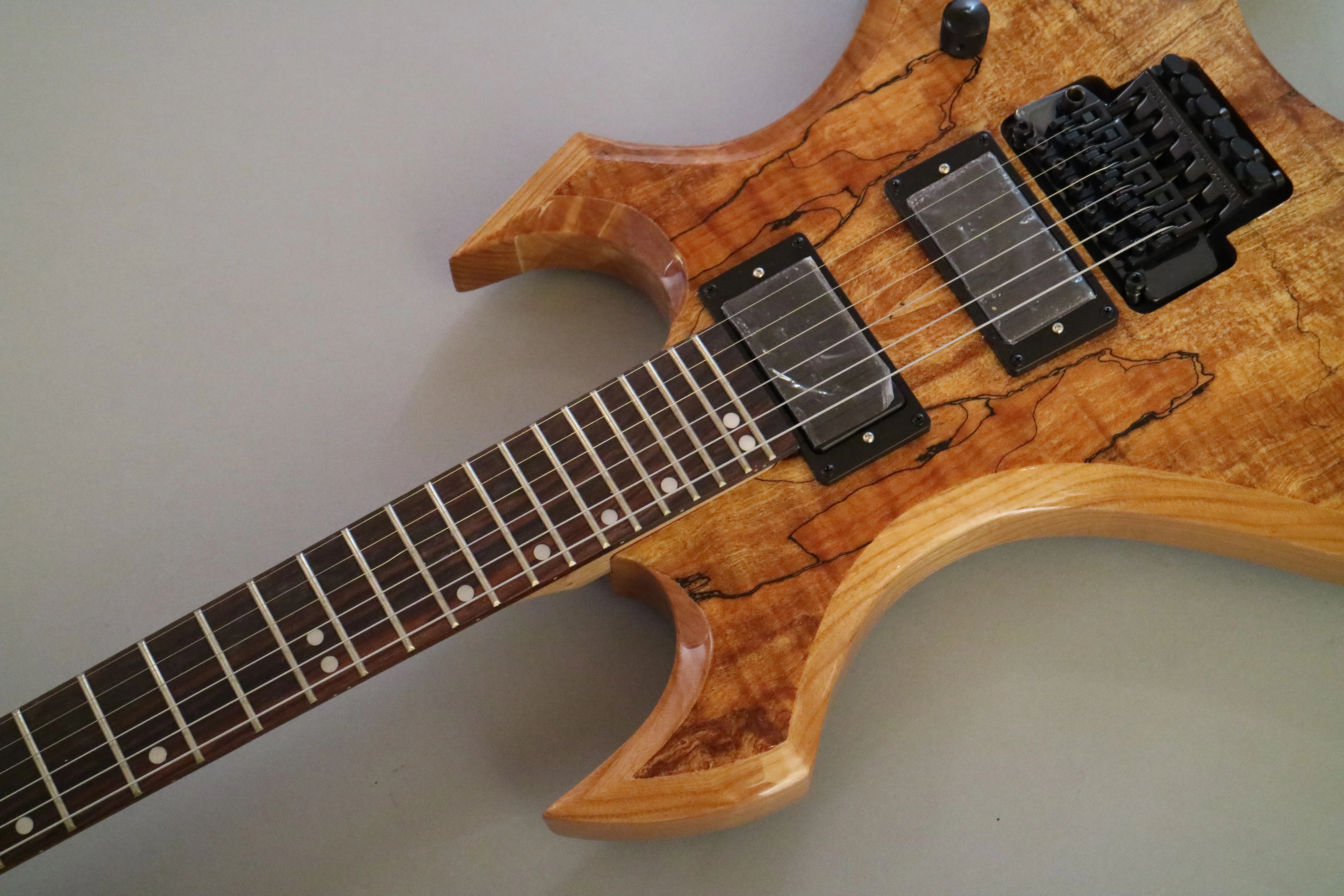 Guitarra eléctrica personalizada Afanti con cuerpo de caoba y chapa de arce veteado