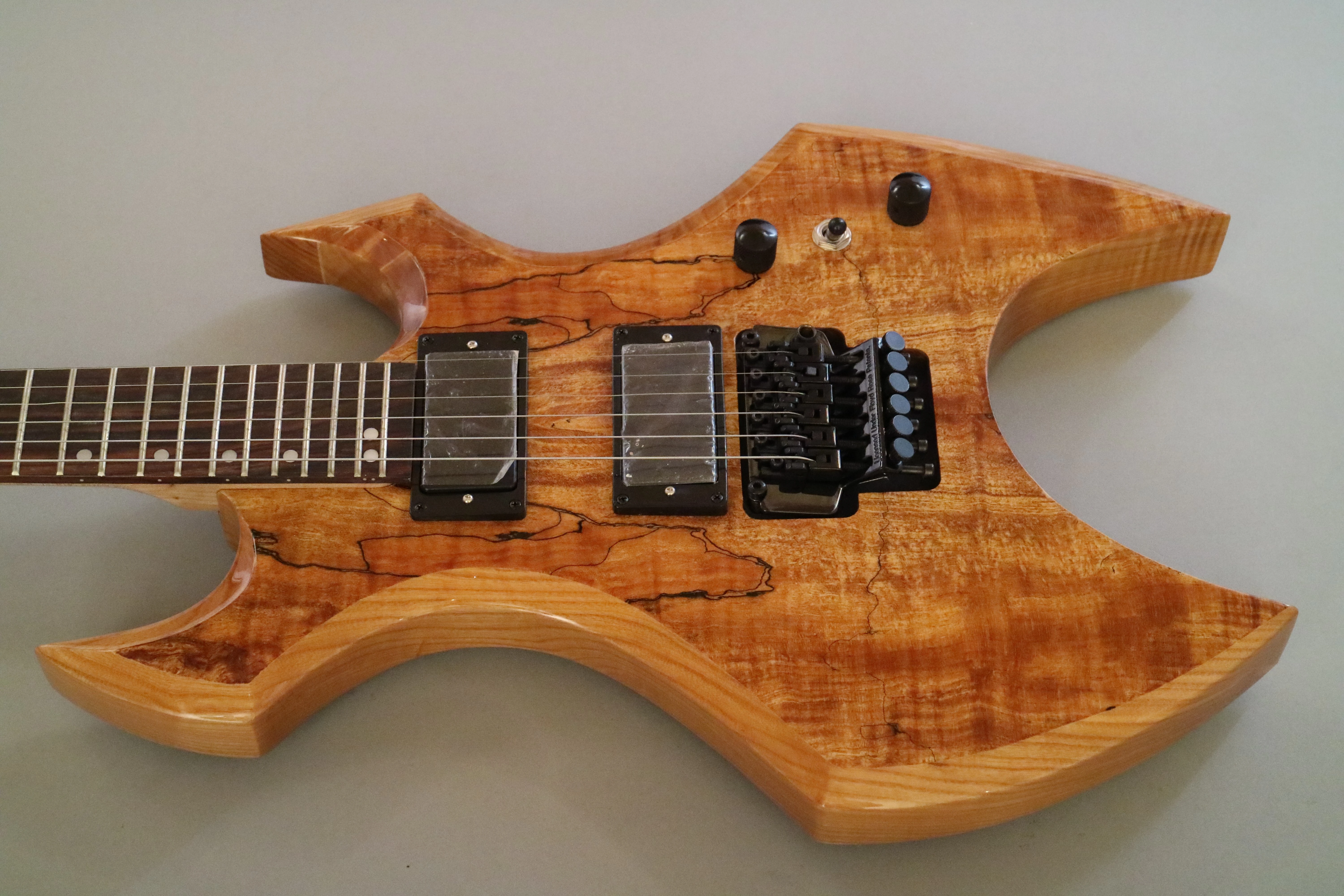 Guitarra eléctrica personalizada Afanti con cuerpo de caoba y chapa de arce veteado