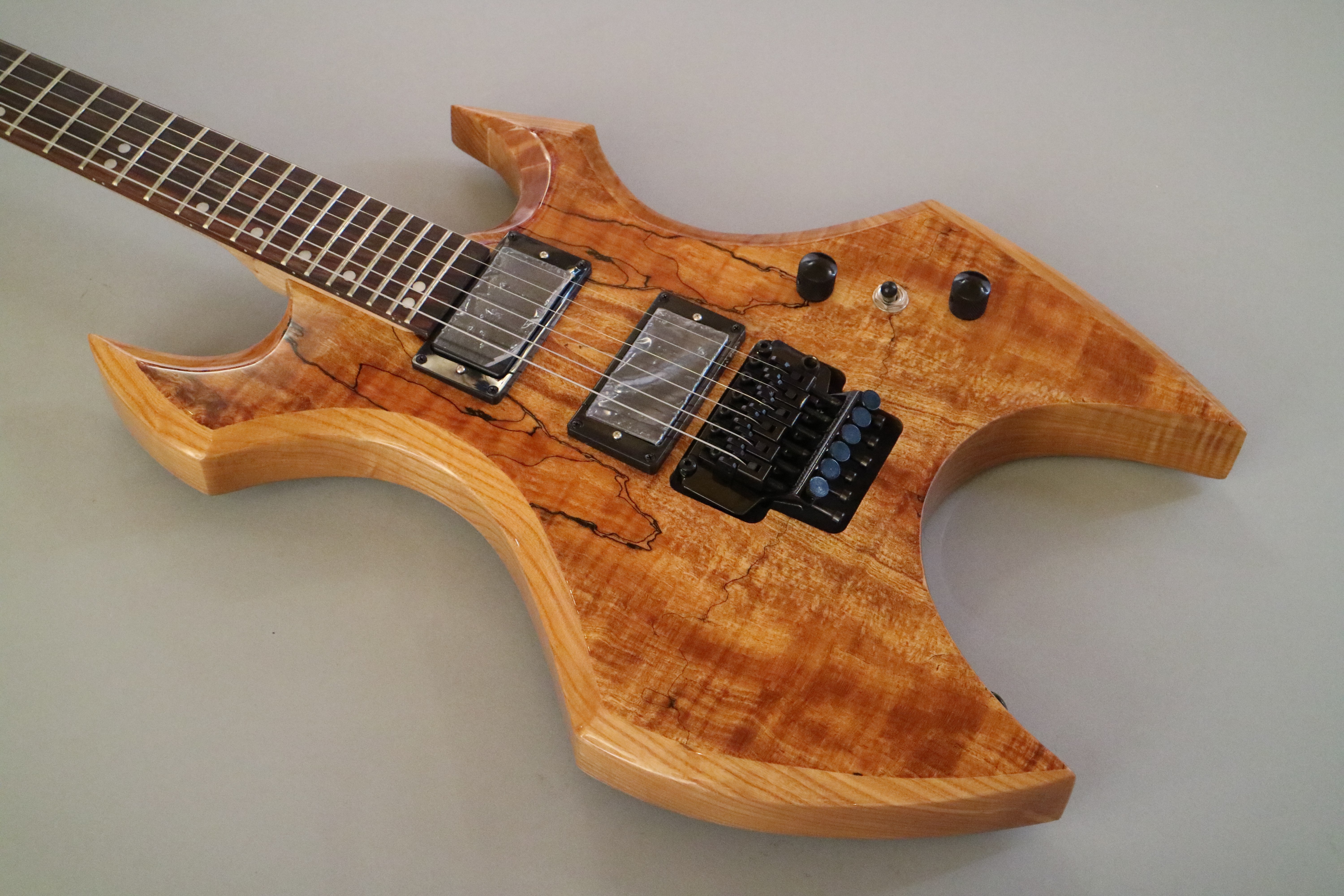 Guitarra eléctrica personalizada Afanti con cuerpo de caoba y chapa de arce veteado