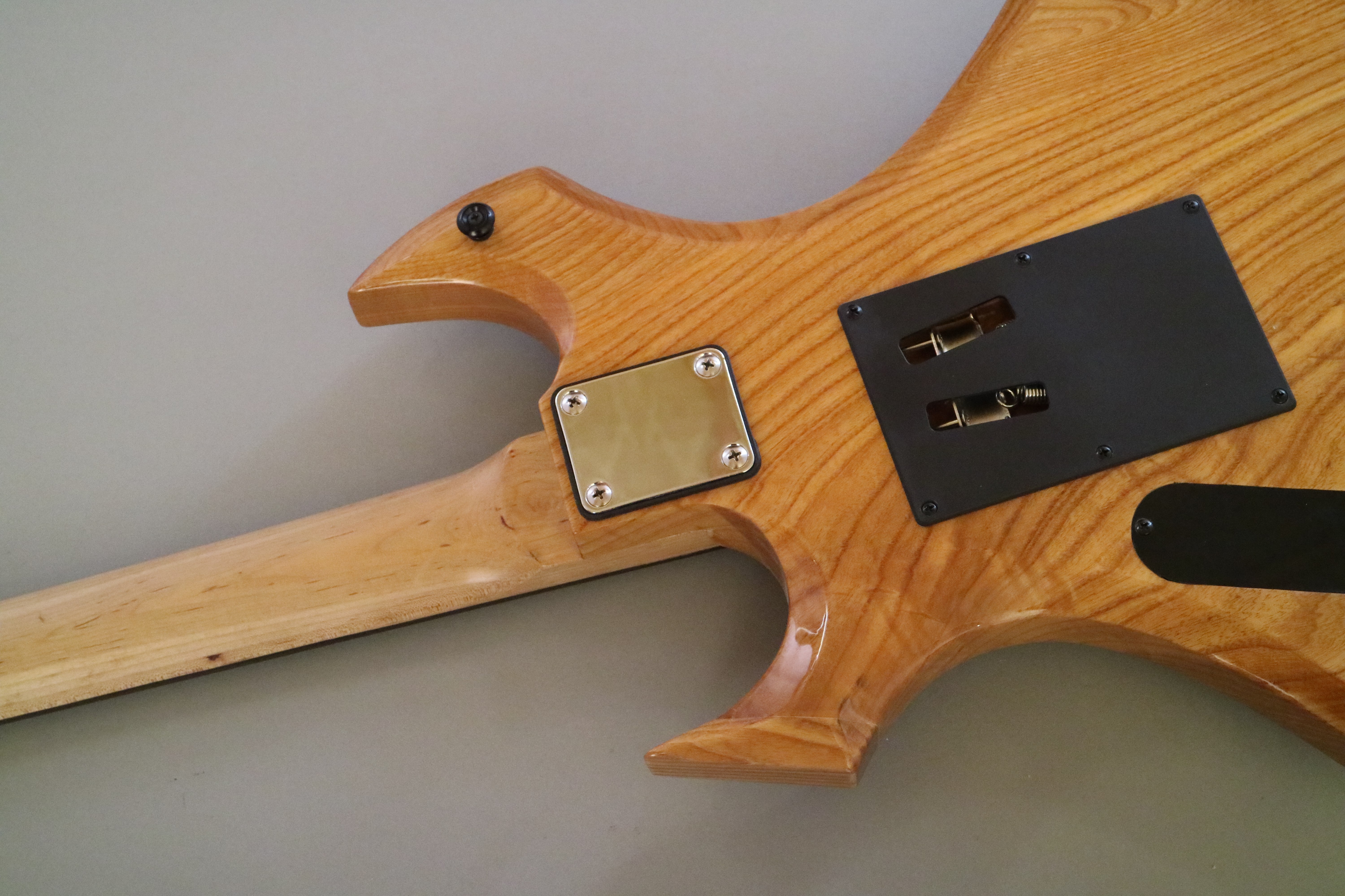 Guitarra eléctrica personalizada Afanti con cuerpo de caoba y chapa de arce veteado