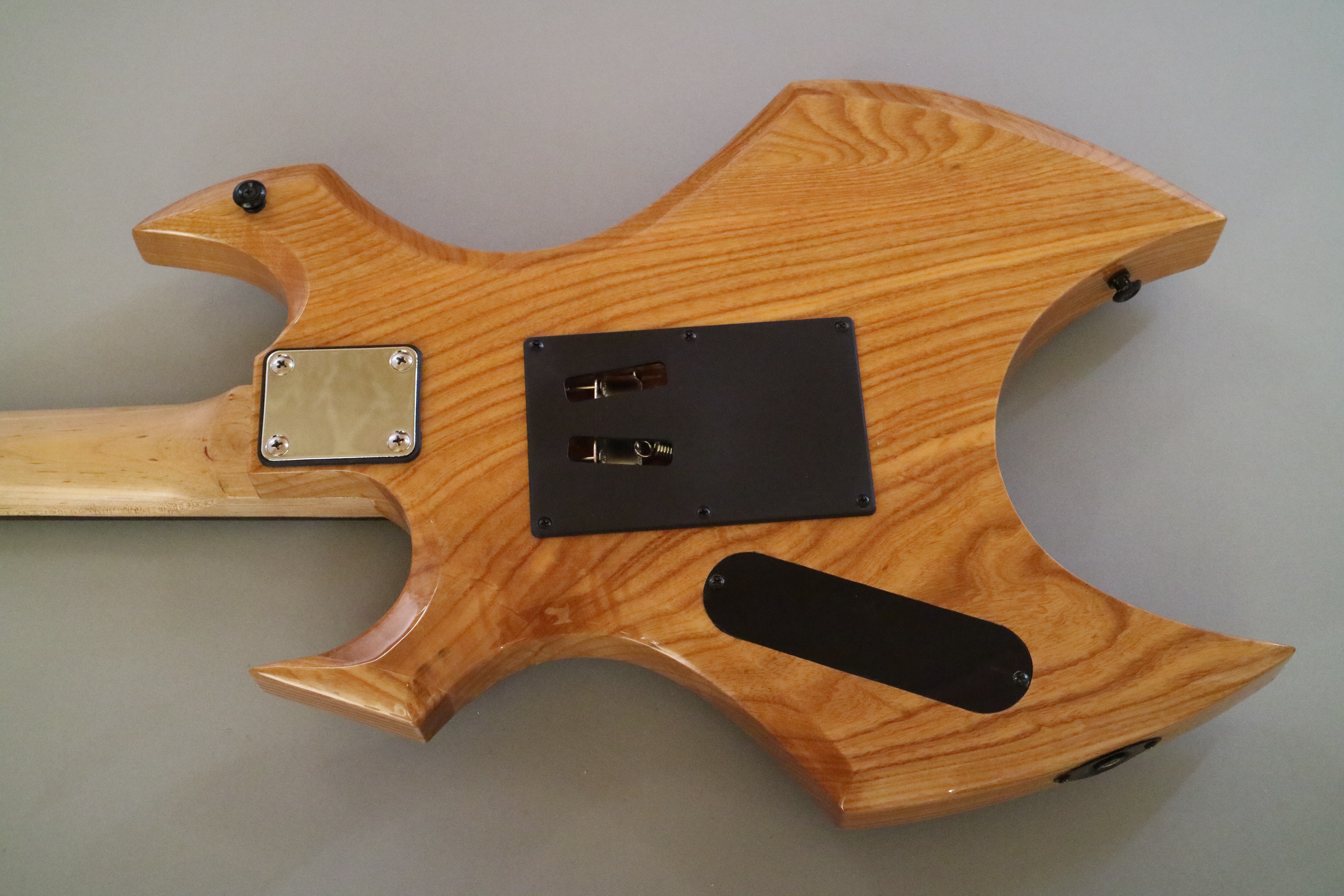 Guitarra eléctrica personalizada Afanti con cuerpo de caoba y chapa de arce veteado