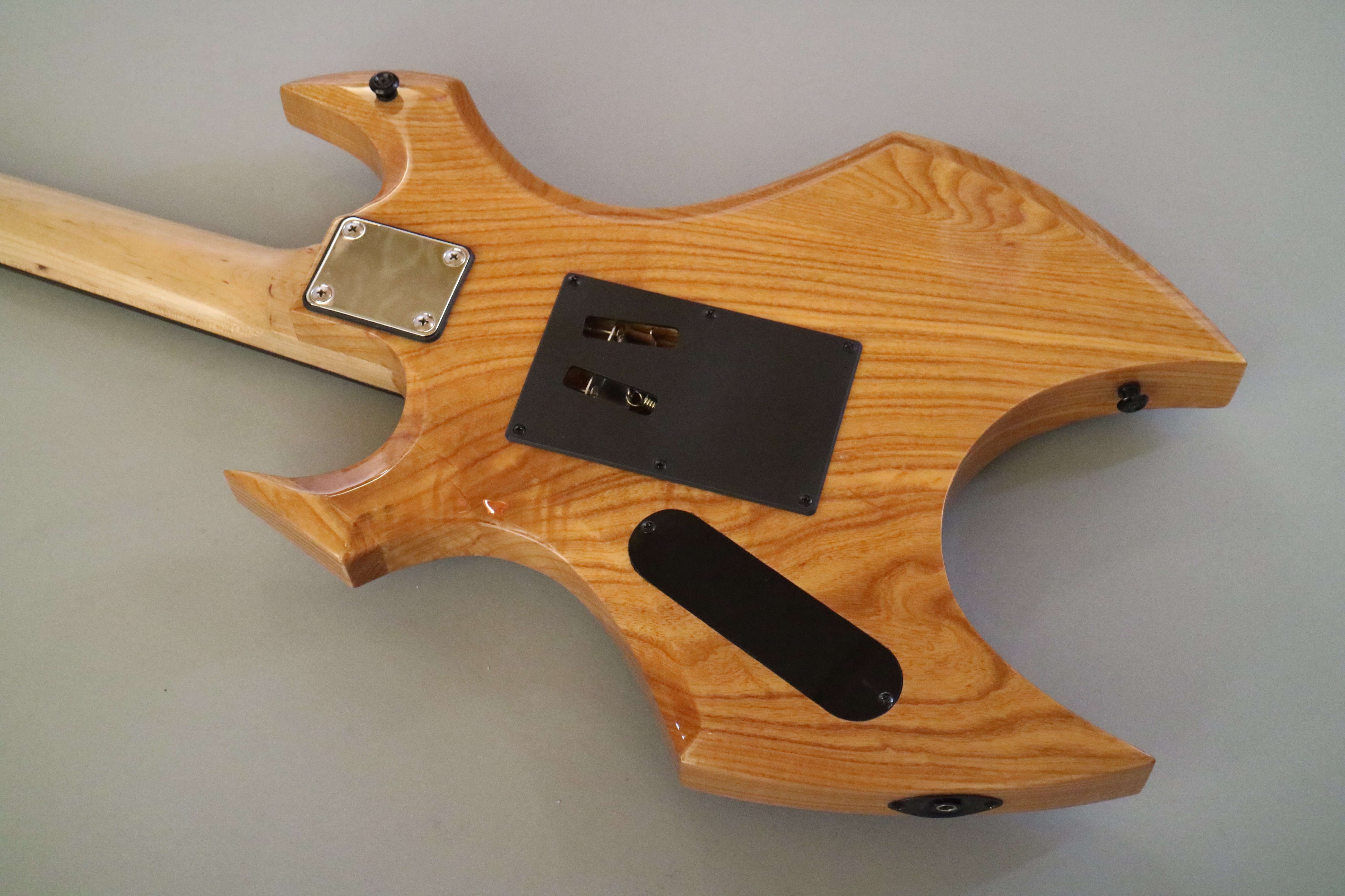 Guitarra eléctrica personalizada Afanti con cuerpo de caoba y chapa de arce veteado