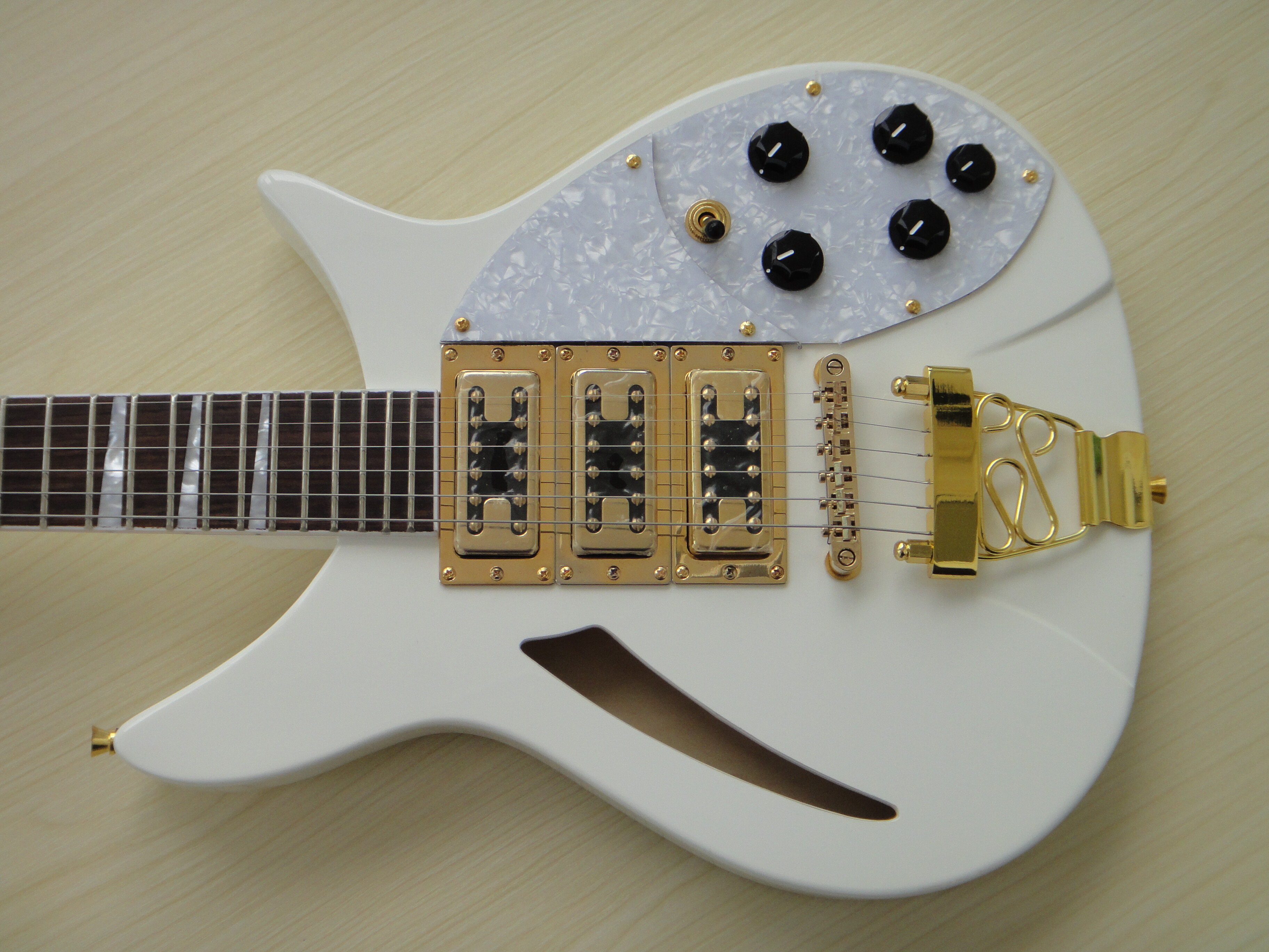 Guitarra eléctrica estilo Rick personalizada Afanti con cuerpo de caoba