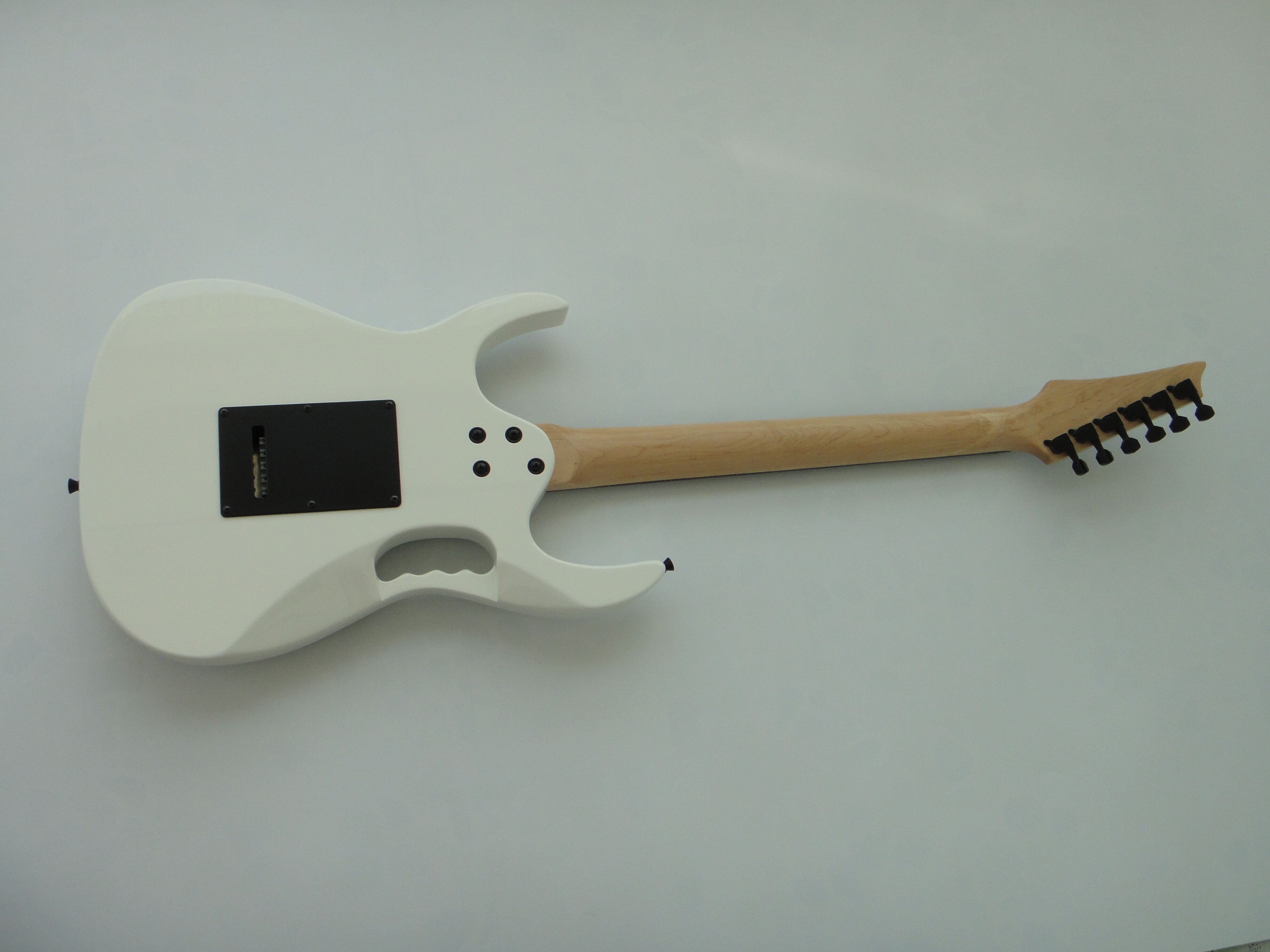 Afanti Guitarra Eléctrica Personalizada con Mástil Atornillado de Arce y Cuerpo de Tilo