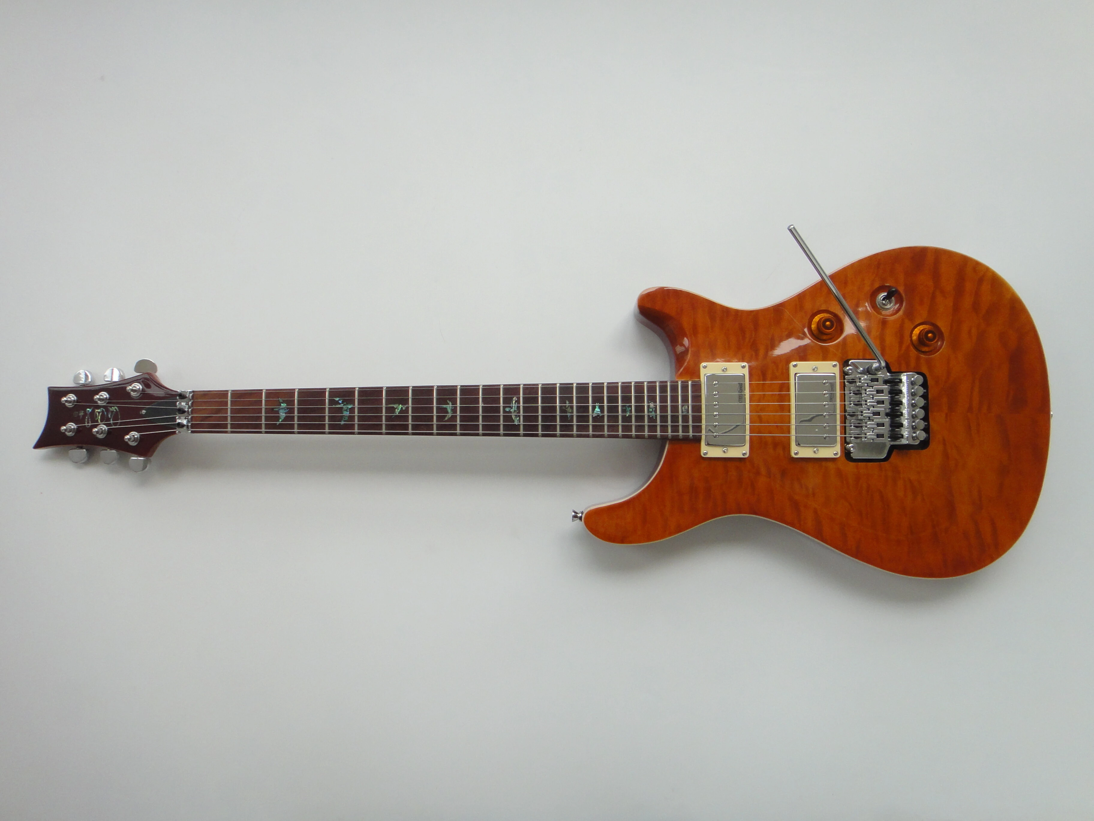 Guitarra eléctrica Afanti de tilo con chapa de arce acolchado