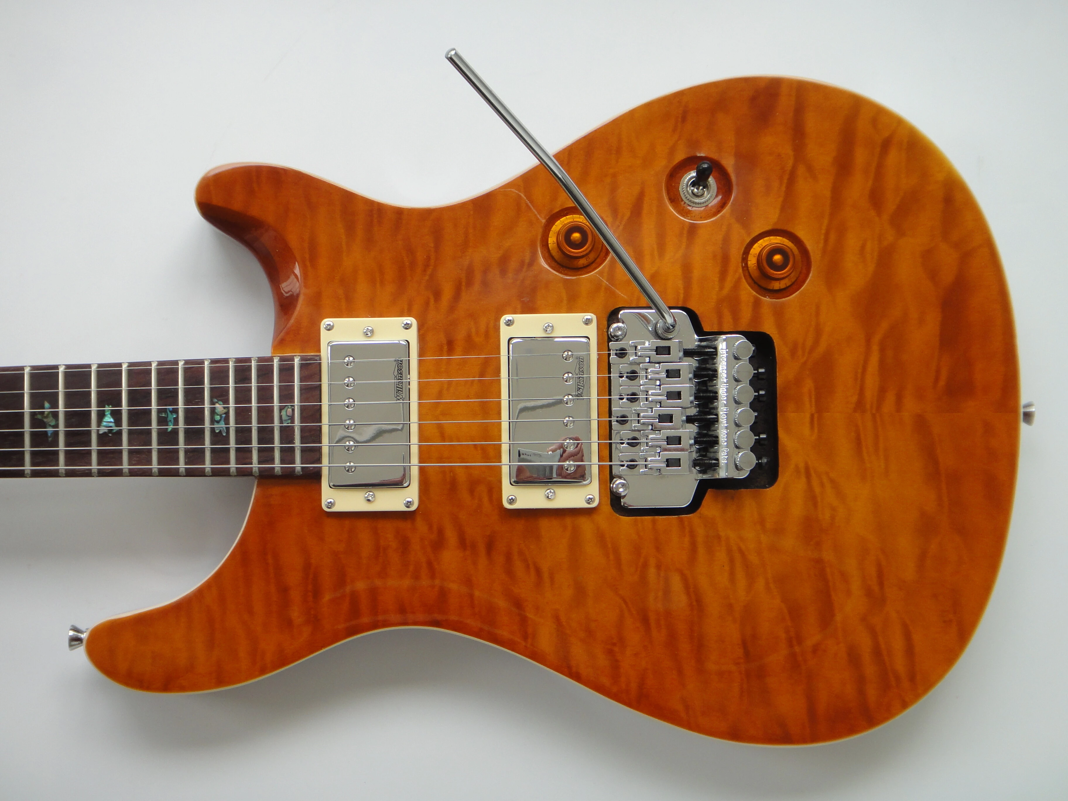 Guitarra eléctrica Afanti de tilo con chapa de arce acolchado