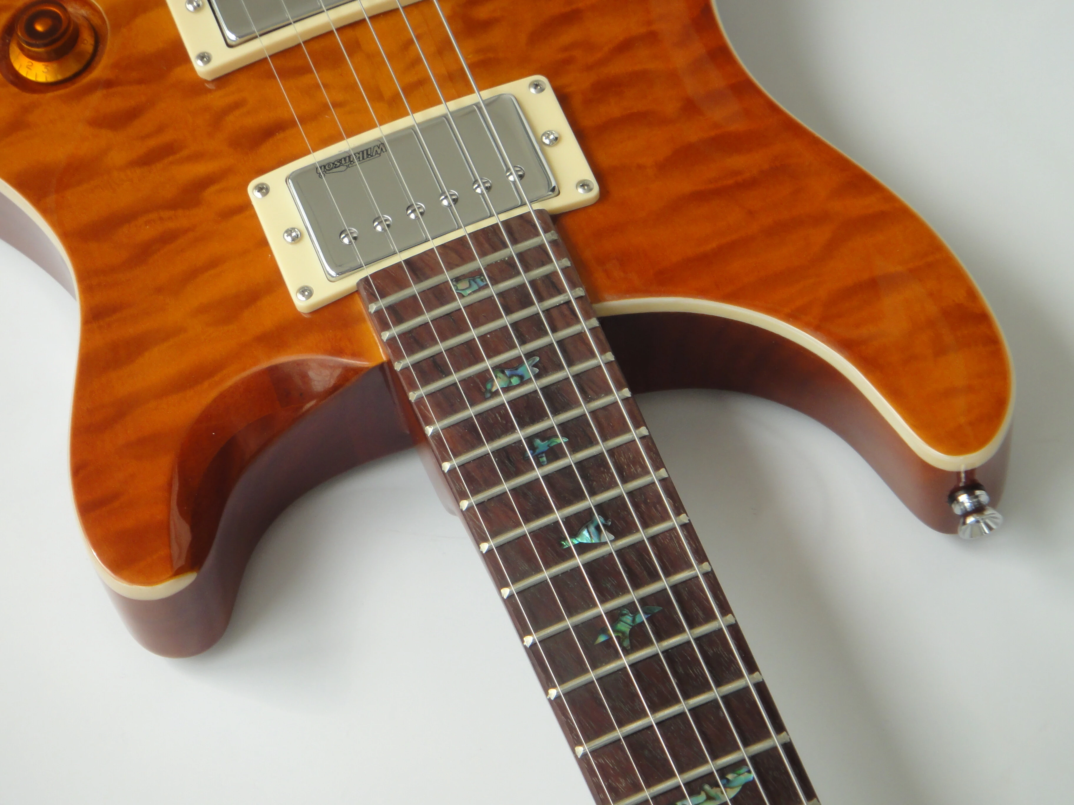 Guitarra eléctrica Afanti de tilo con chapa de arce acolchado