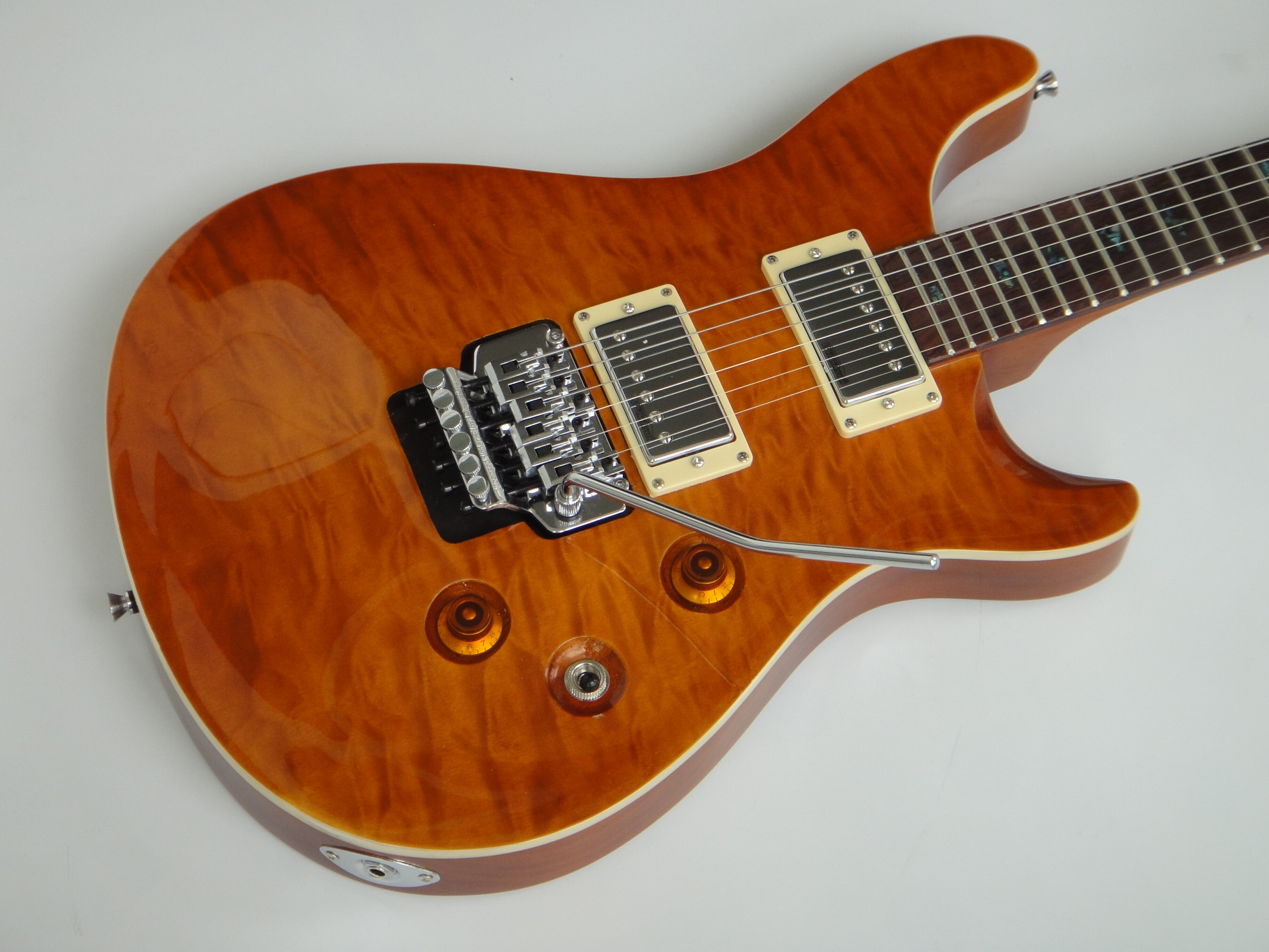 Guitarra eléctrica Afanti de tilo con chapa de arce acolchado