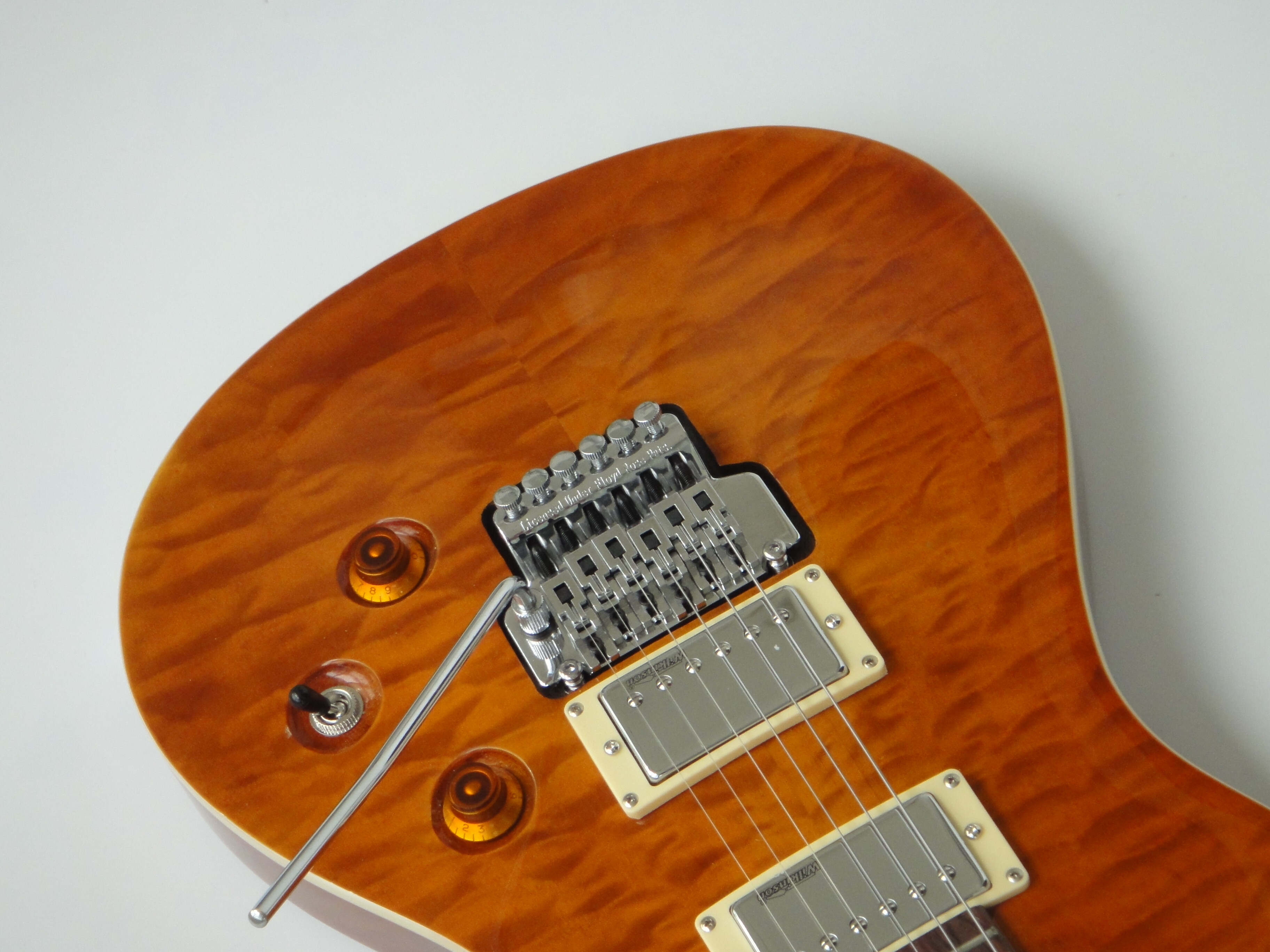 Guitarra eléctrica Afanti de tilo con chapa de arce acolchado