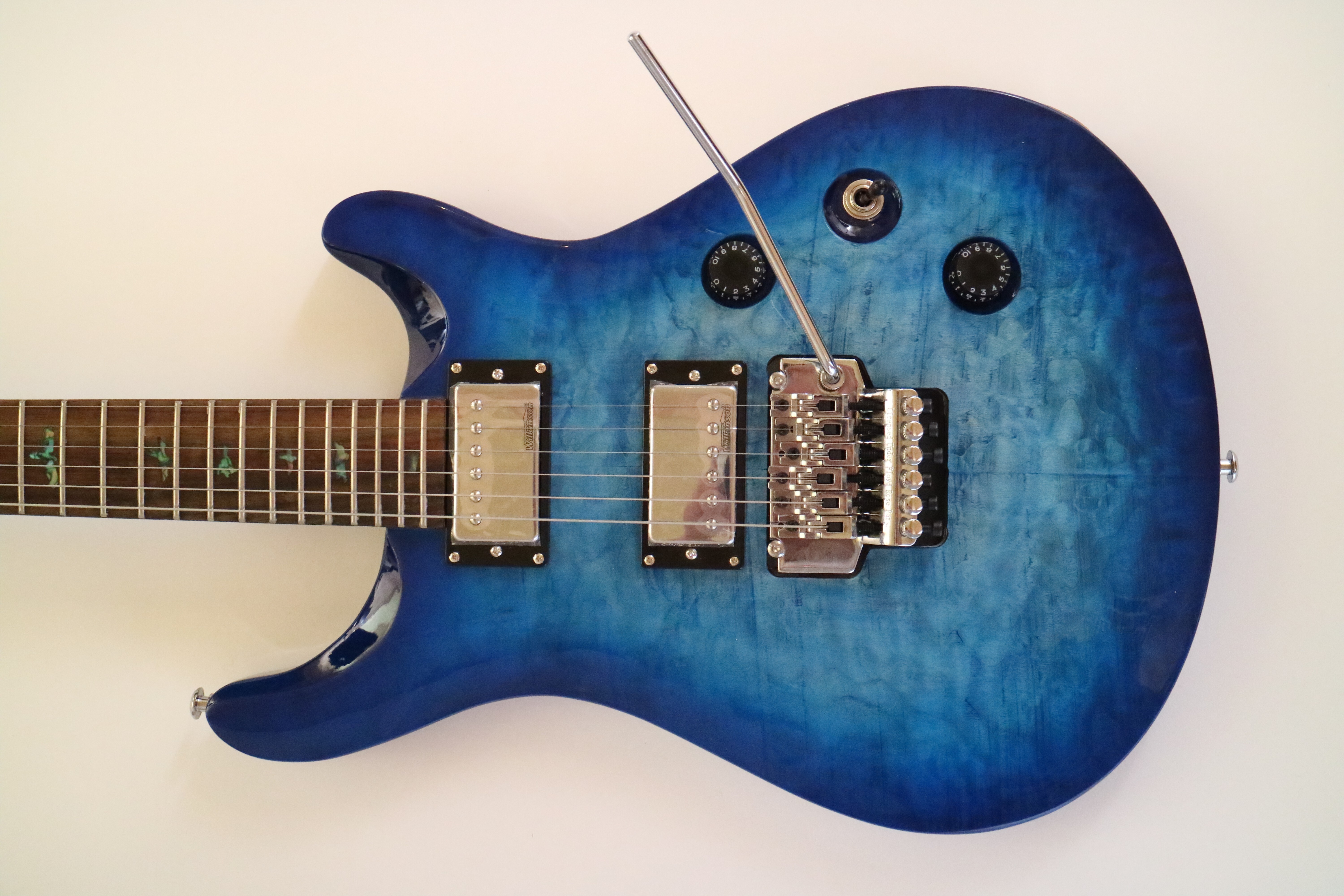 Afanti Guitarra Eléctrica de 6 Cuerdas con 24 Trastes de Tilo con Chapado de Arce Acolchado