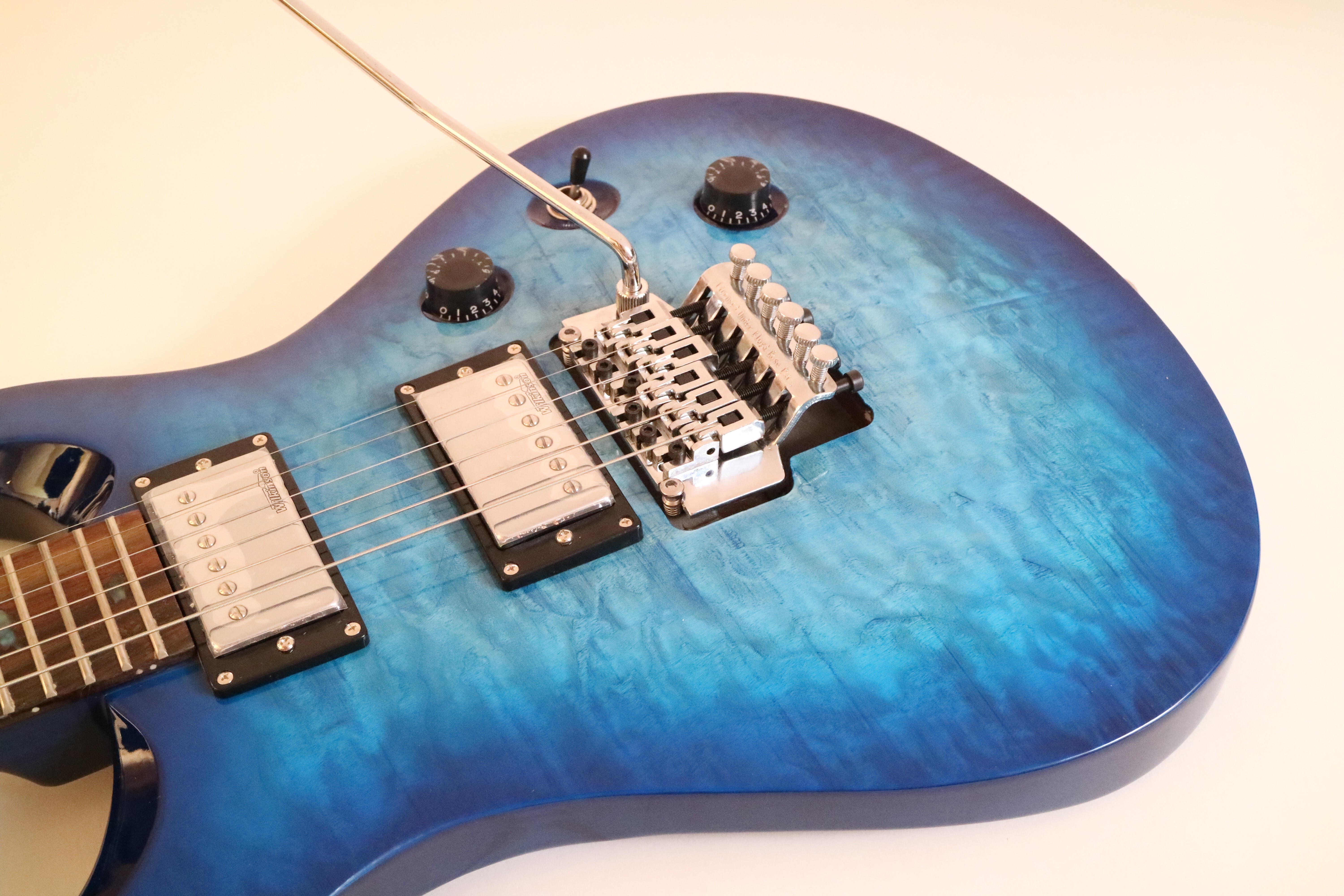 Afanti Guitarra Eléctrica de 6 Cuerdas con 24 Trastes de Tilo con Chapado de Arce Acolchado