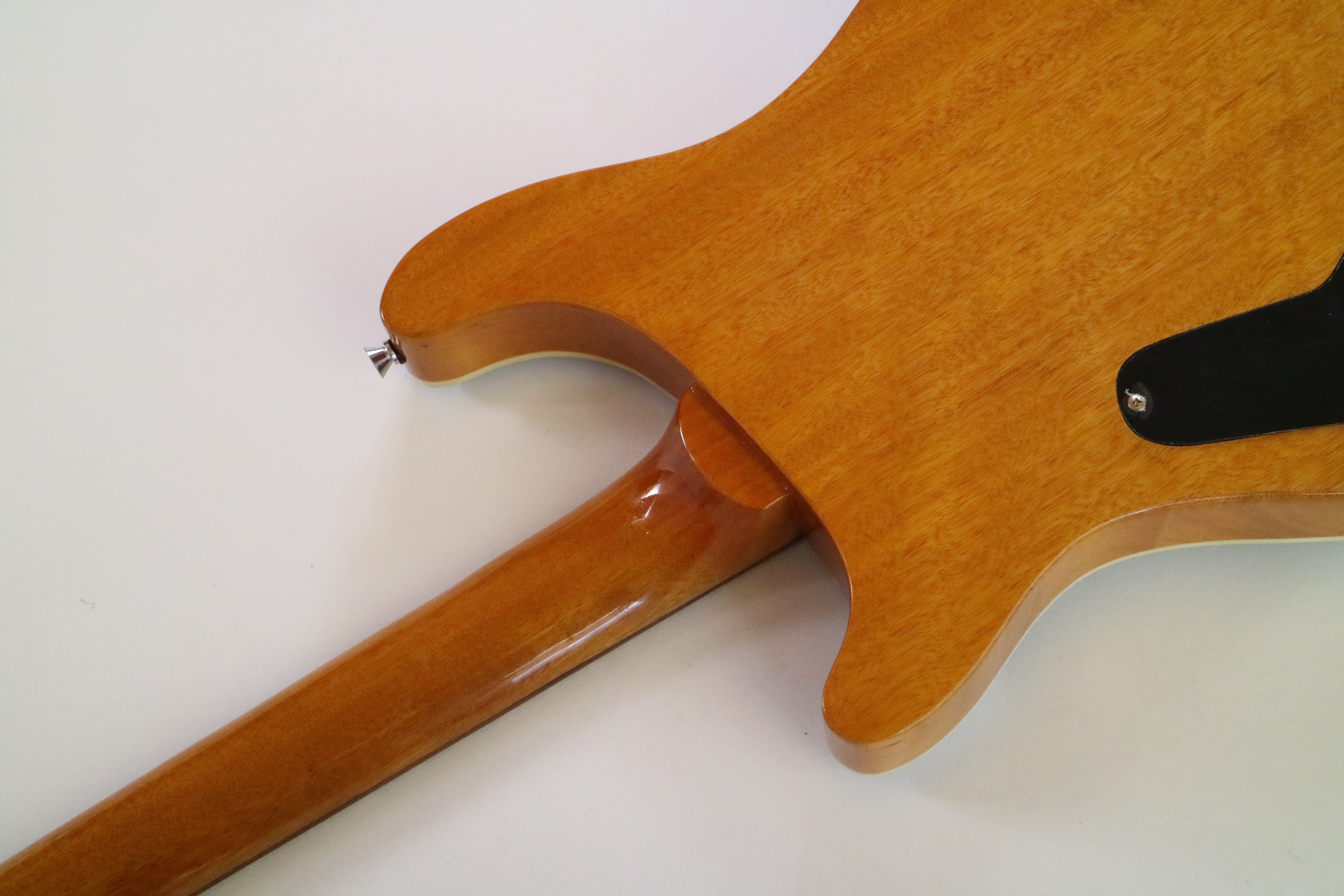 Guitarra eléctrica personalizada Afanti con chapa de arce acolchada de tilo