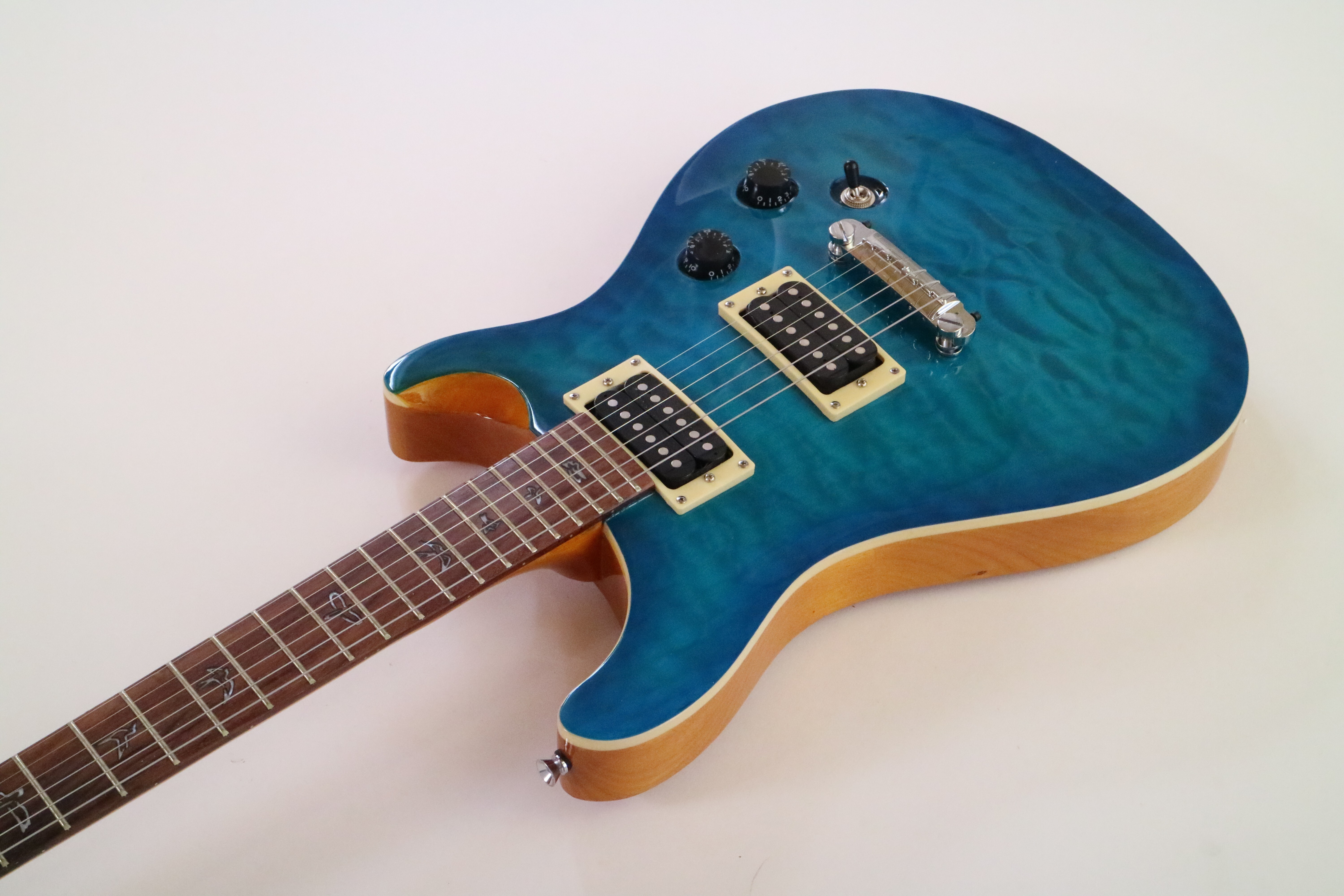 Guitarra eléctrica personalizada Afanti con chapa de arce acolchada de tilo