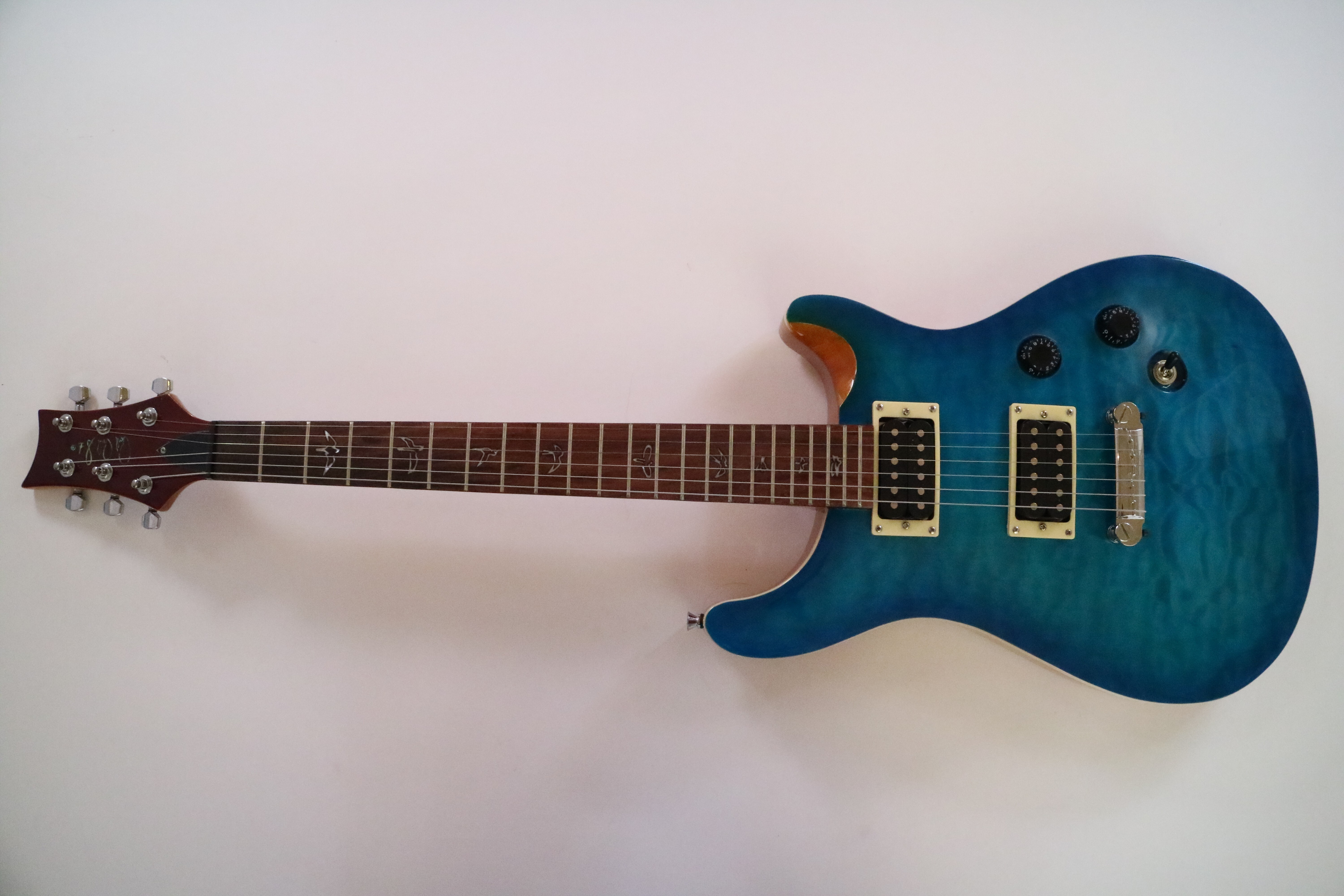 Guitarra eléctrica personalizada Afanti con chapa de arce acolchada de tilo