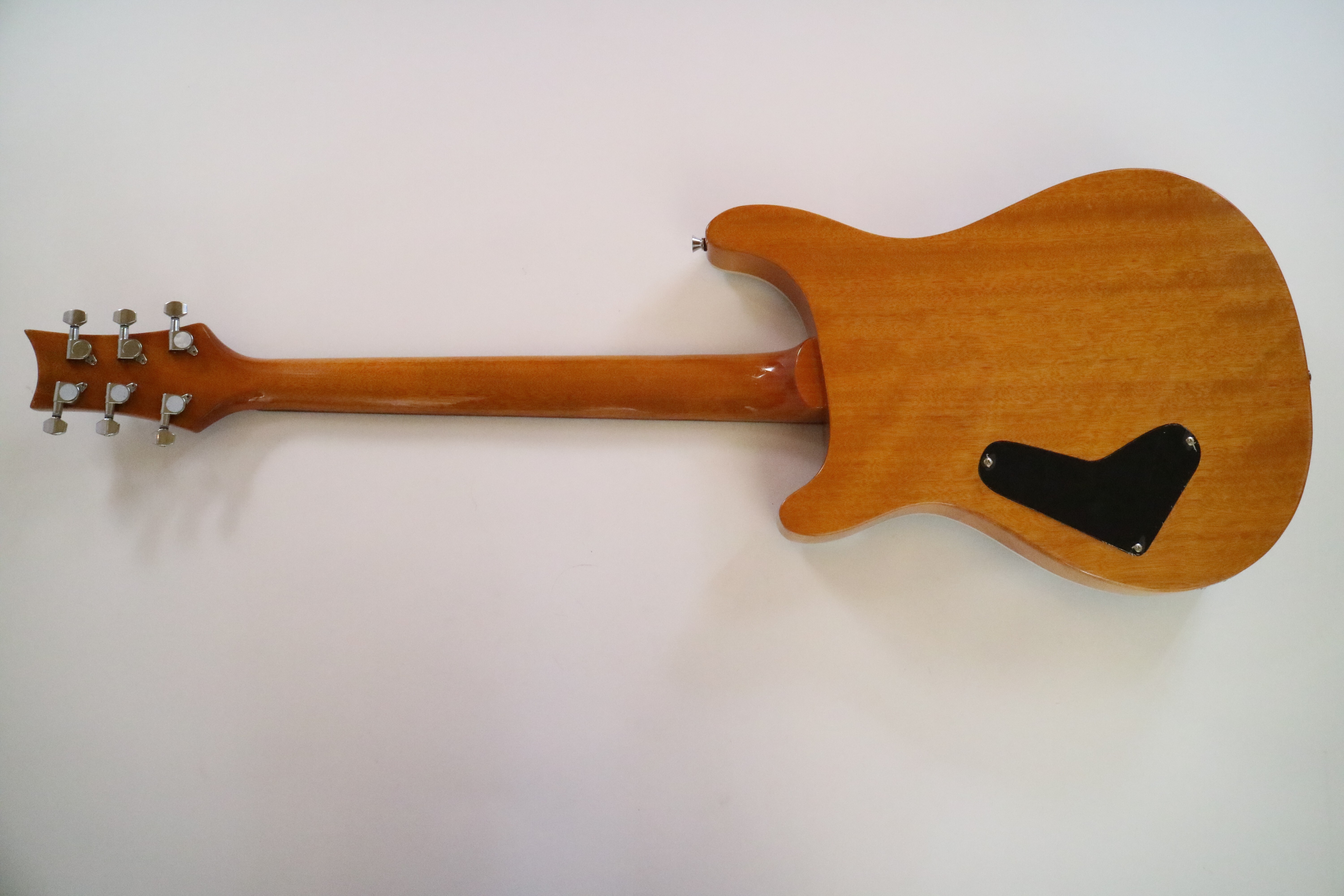 Guitarra eléctrica personalizada Afanti con chapa de arce acolchada de tilo