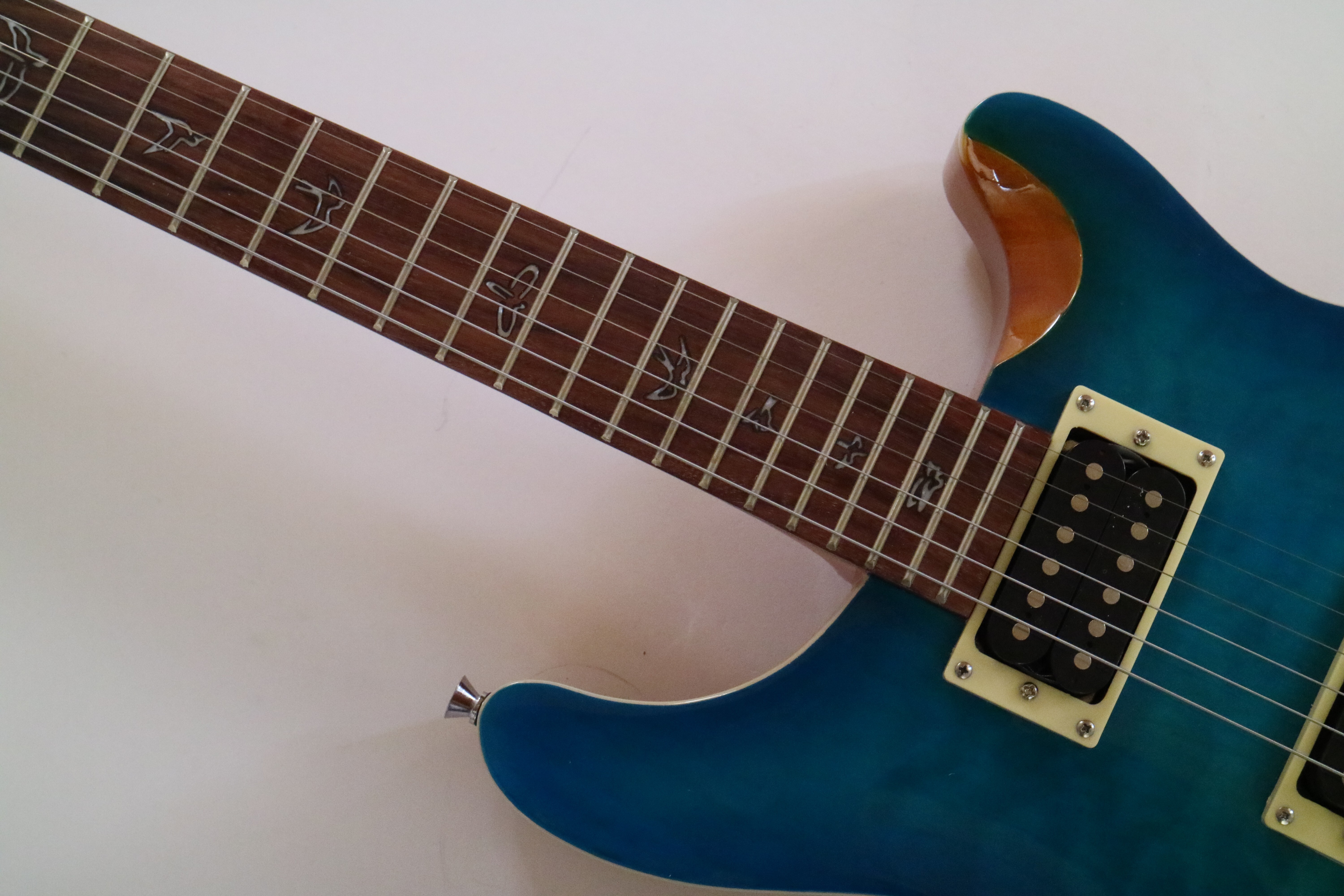 Guitarra eléctrica personalizada Afanti con chapa de arce acolchada de tilo