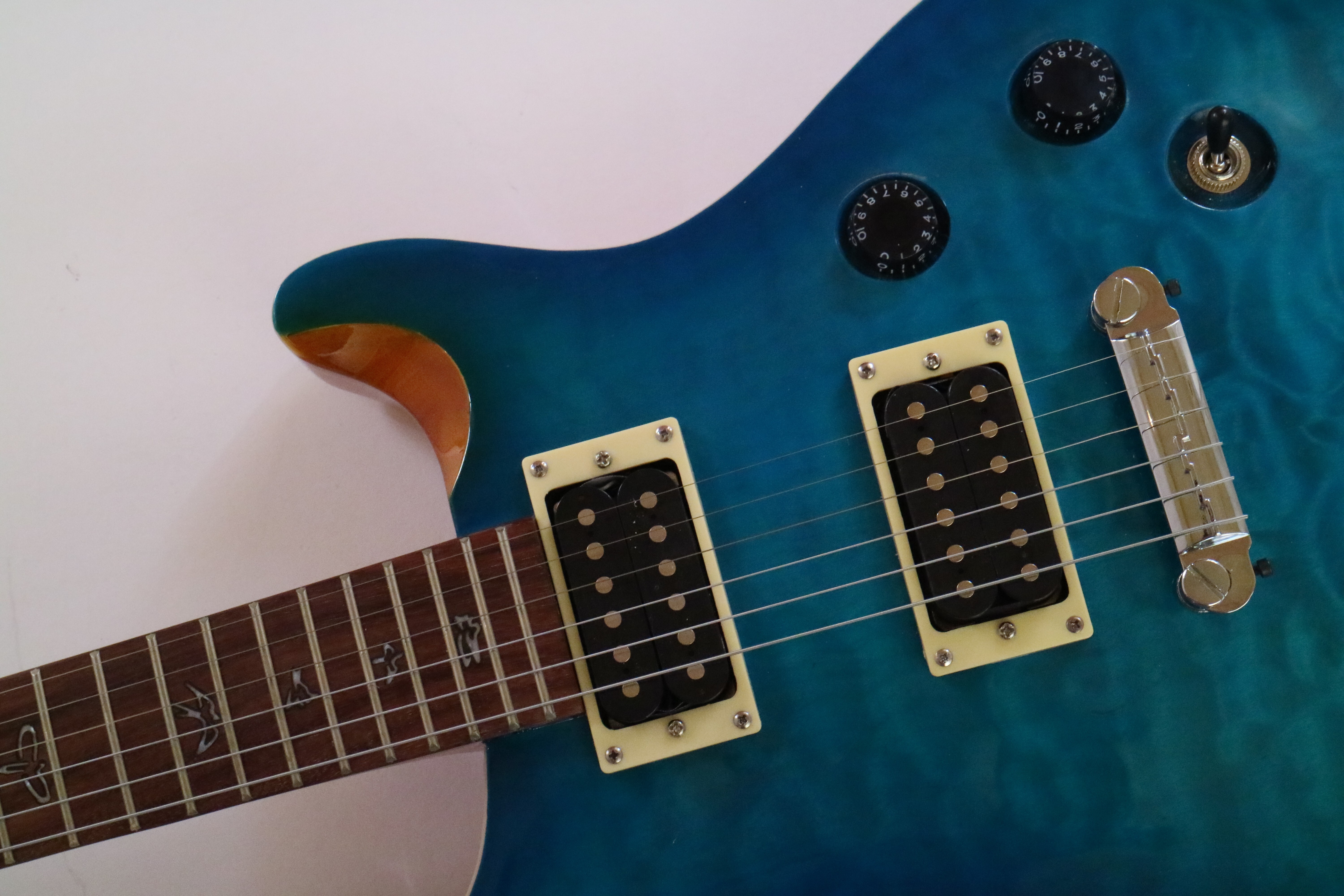 Guitarra eléctrica personalizada Afanti con chapa de arce acolchada de tilo