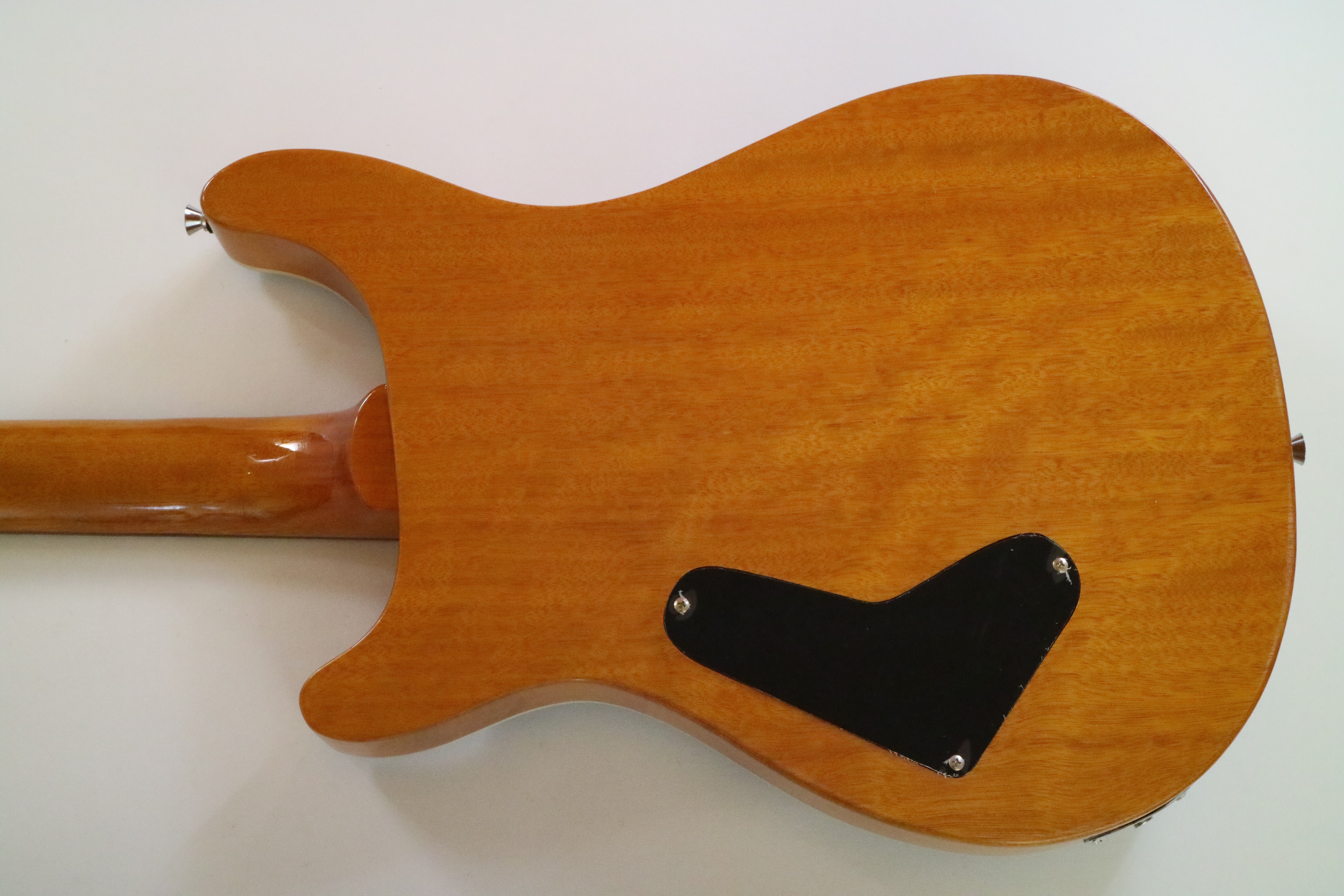 Guitarra eléctrica personalizada Afanti con chapa de arce acolchada de tilo