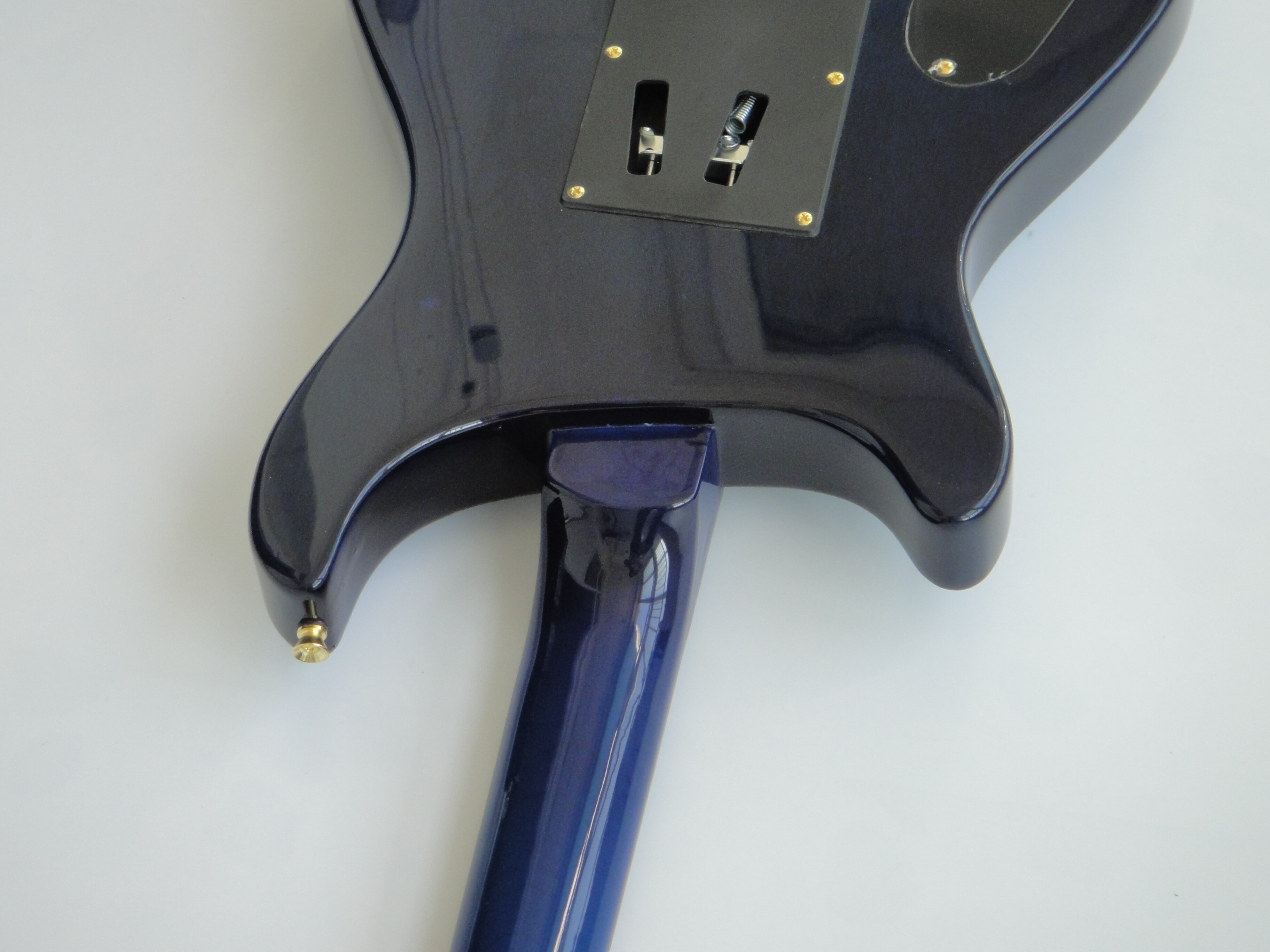 Guitarra eléctrica Afanti con mástil de caoba, cuerpo de tilo americano y acabado en chapa de arce acolchado