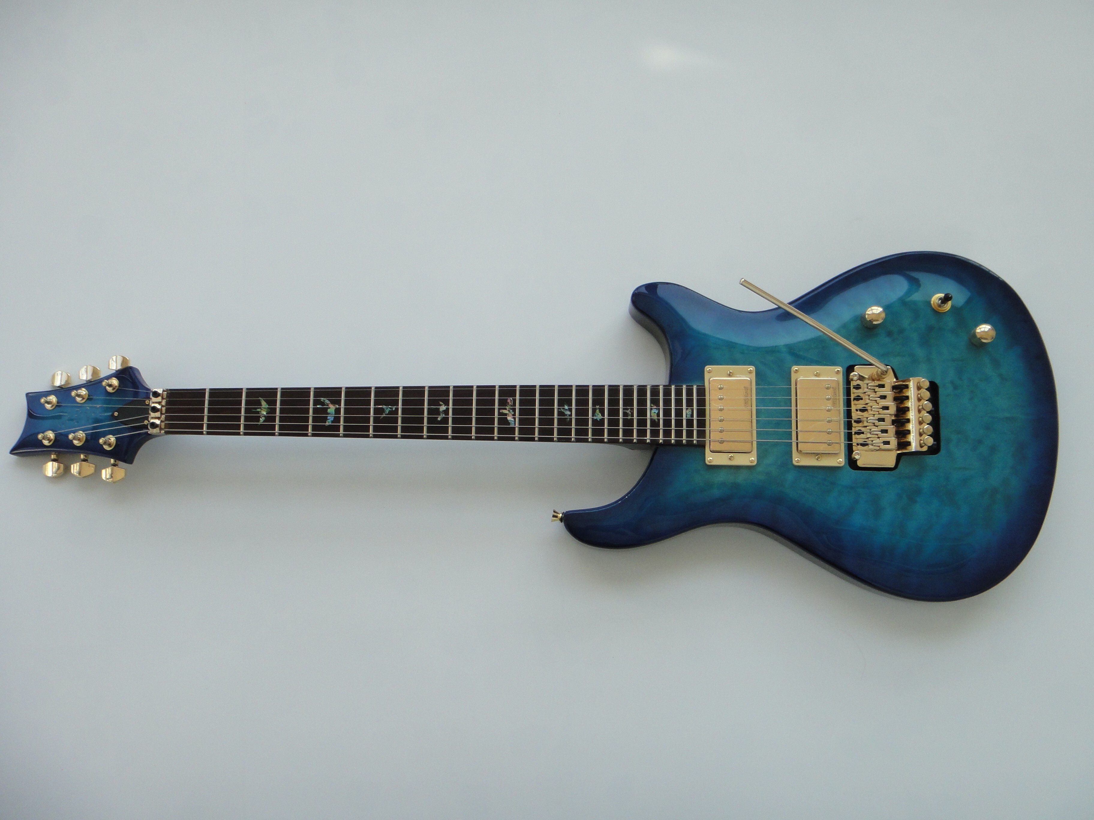 Guitarra eléctrica Afanti con mástil de caoba, cuerpo de tilo americano y acabado en chapa de arce acolchado