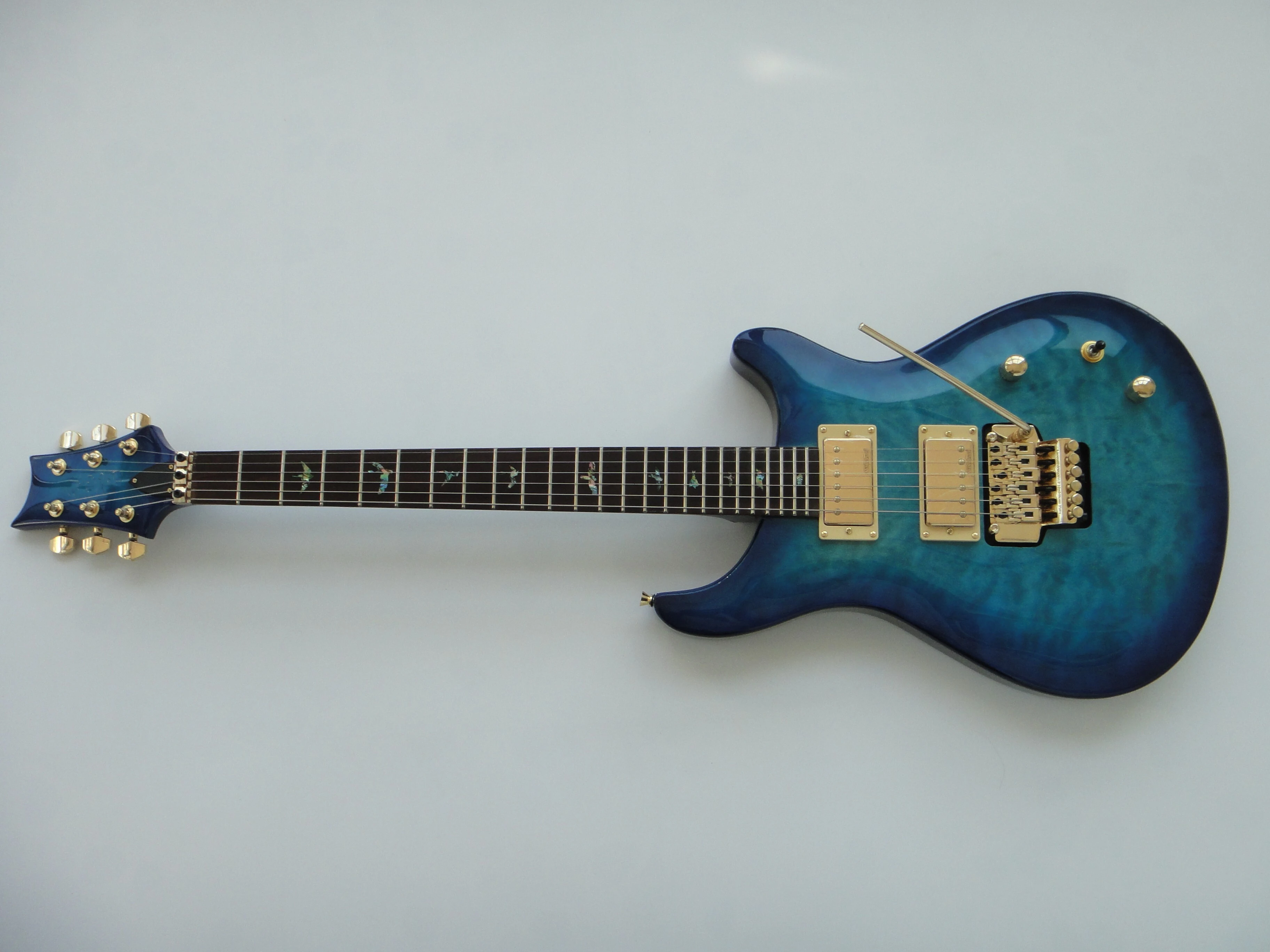 Guitarra eléctrica Afanti con mástil de caoba, cuerpo de tilo americano y acabado en chapa de arce acolchado