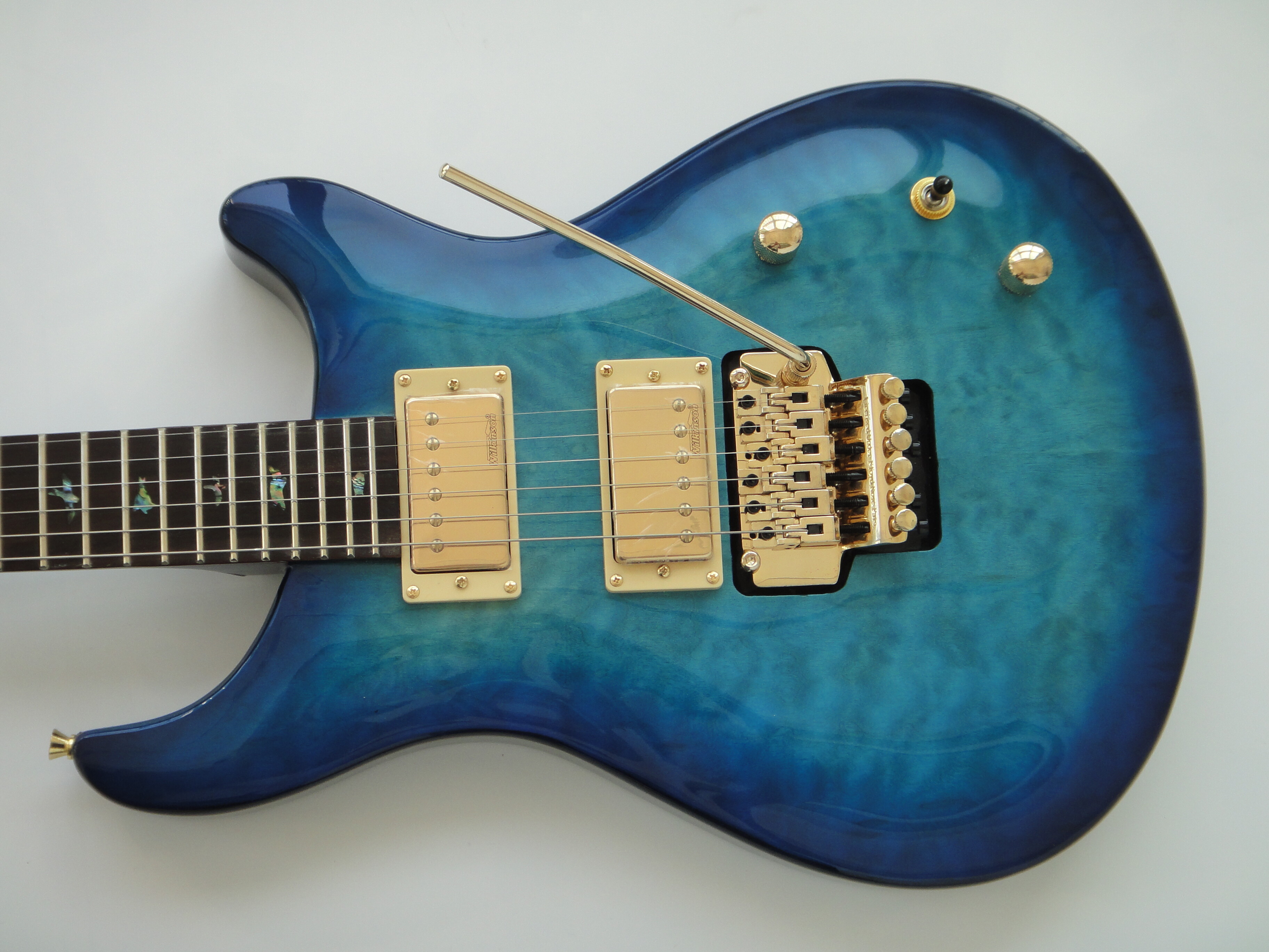 Guitarra eléctrica Afanti con mástil de caoba, cuerpo de tilo americano y acabado en chapa de arce acolchado