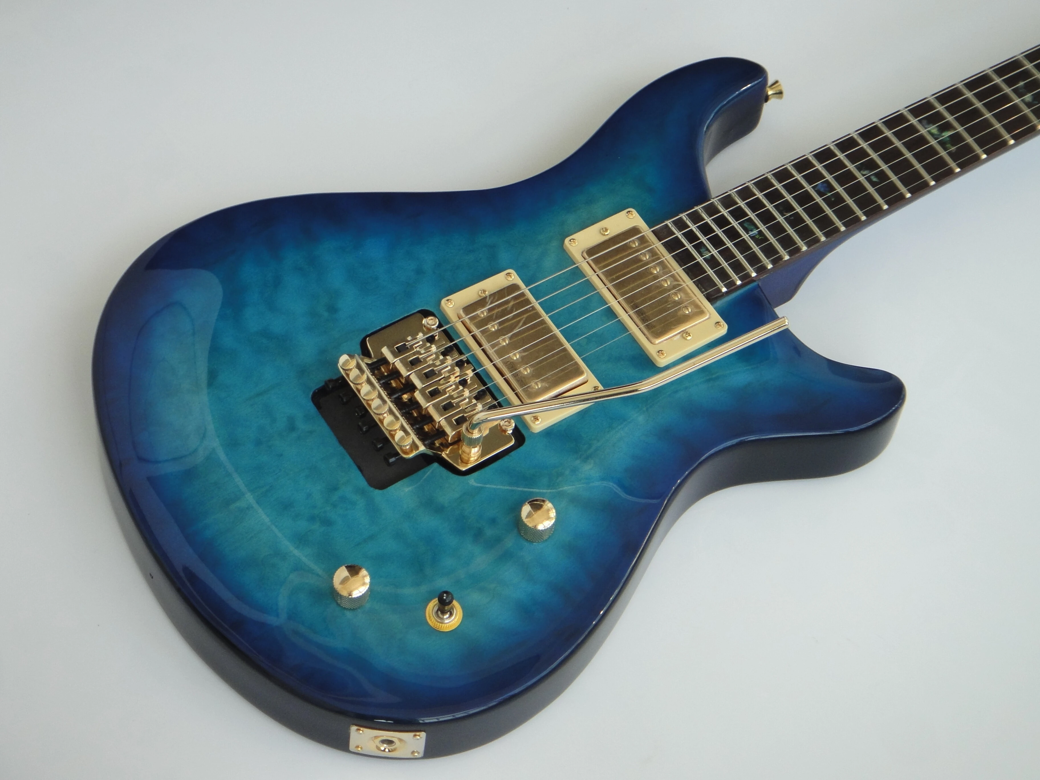 Guitarra eléctrica Afanti con mástil de caoba, cuerpo de tilo americano y acabado en chapa de arce acolchado