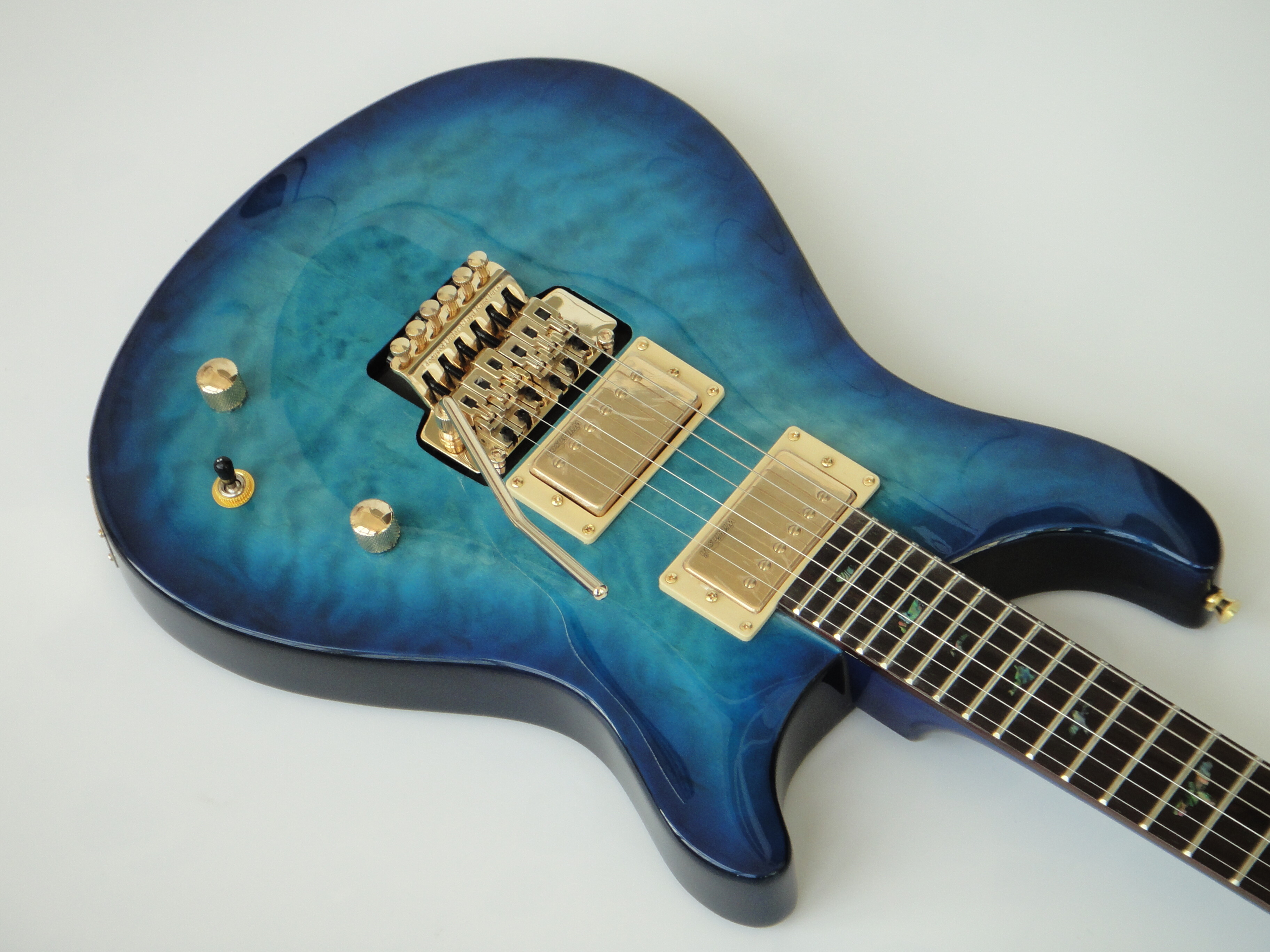 Guitarra eléctrica Afanti con mástil de caoba, cuerpo de tilo americano y acabado en chapa de arce acolchado