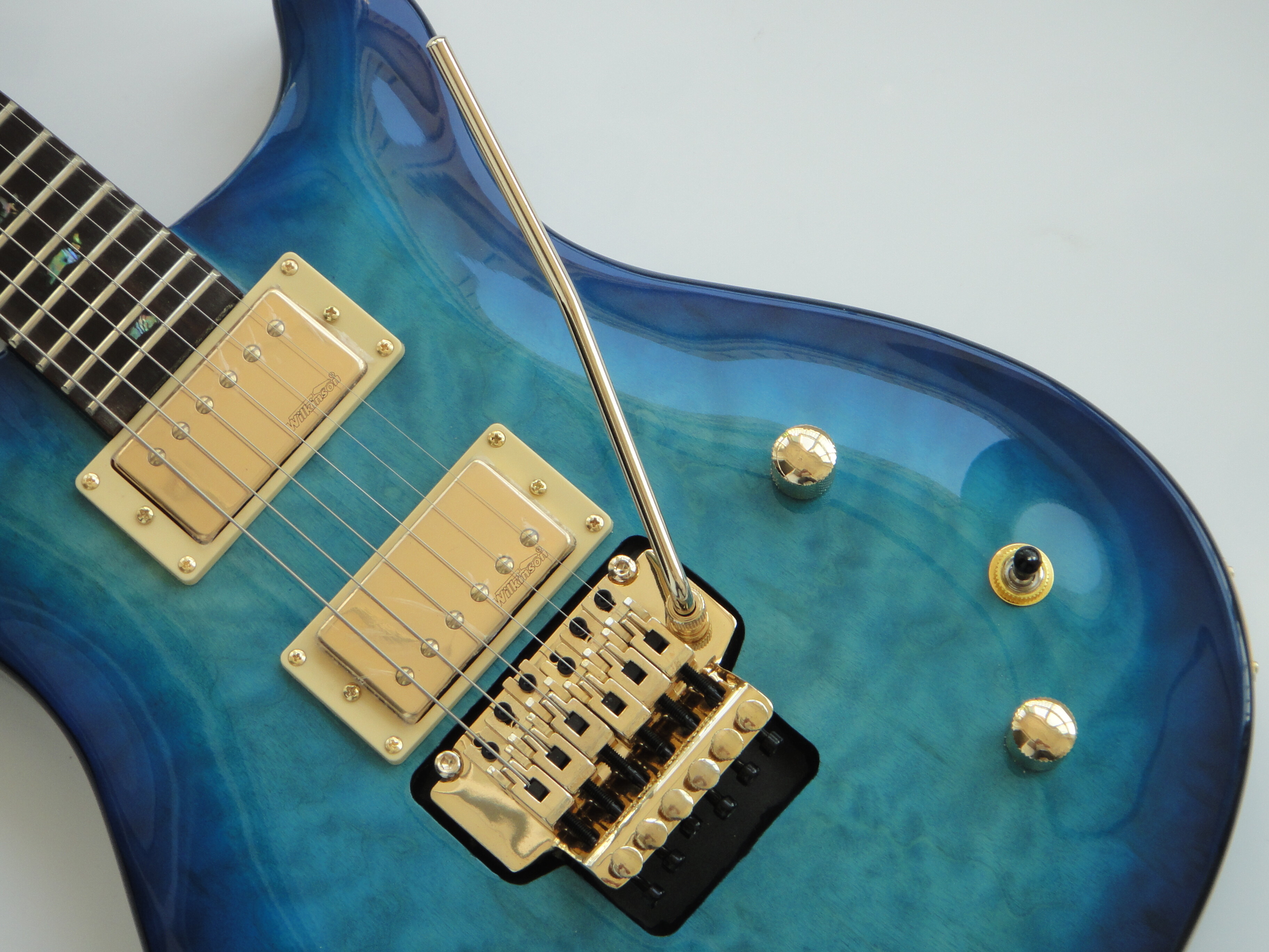 Guitarra eléctrica Afanti con mástil de caoba, cuerpo de tilo americano y acabado en chapa de arce acolchado