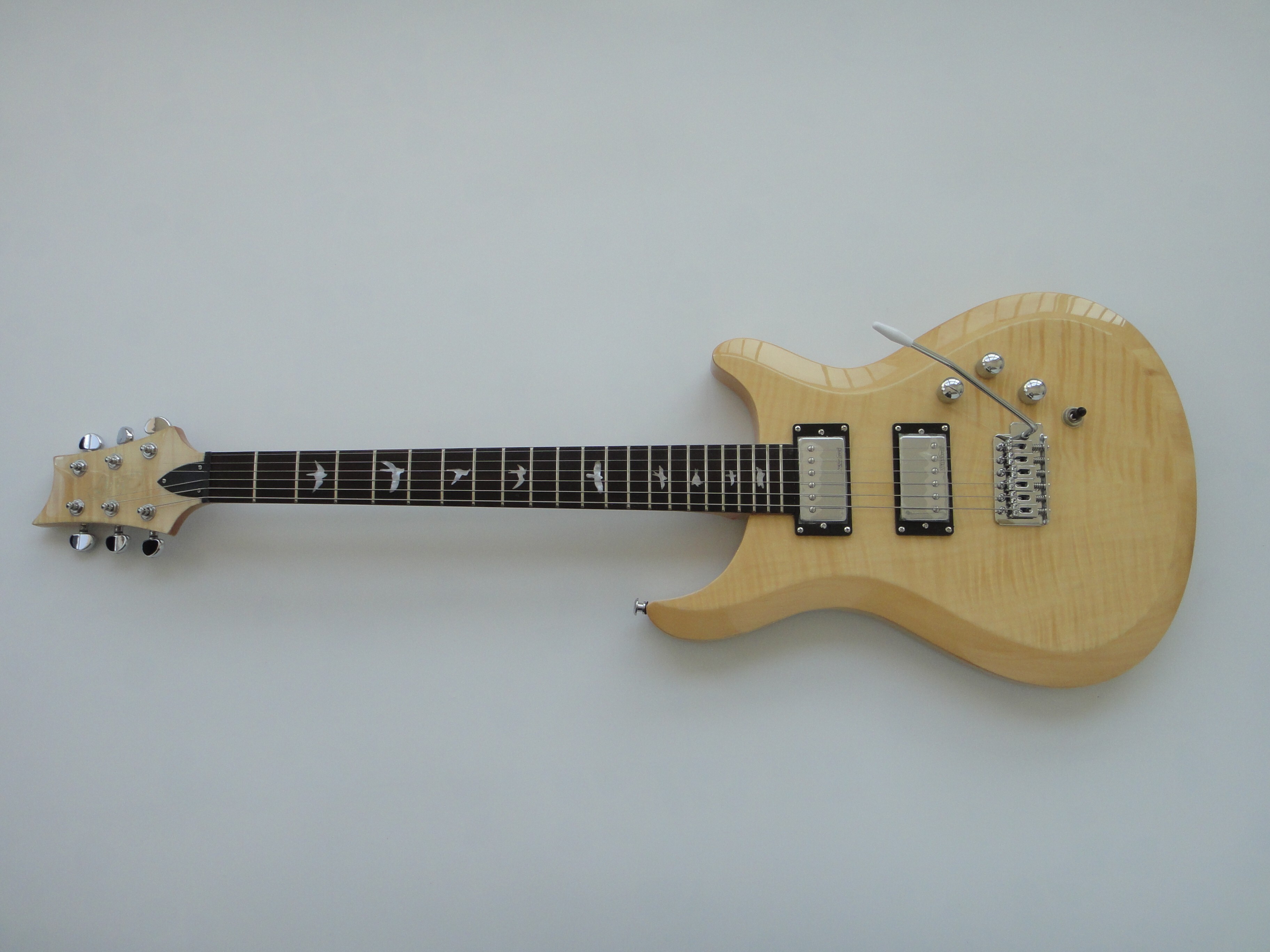 Guitarra Eléctrica Afanti Set en Cuerpo de Caoba con Chapa de Arce Flameado