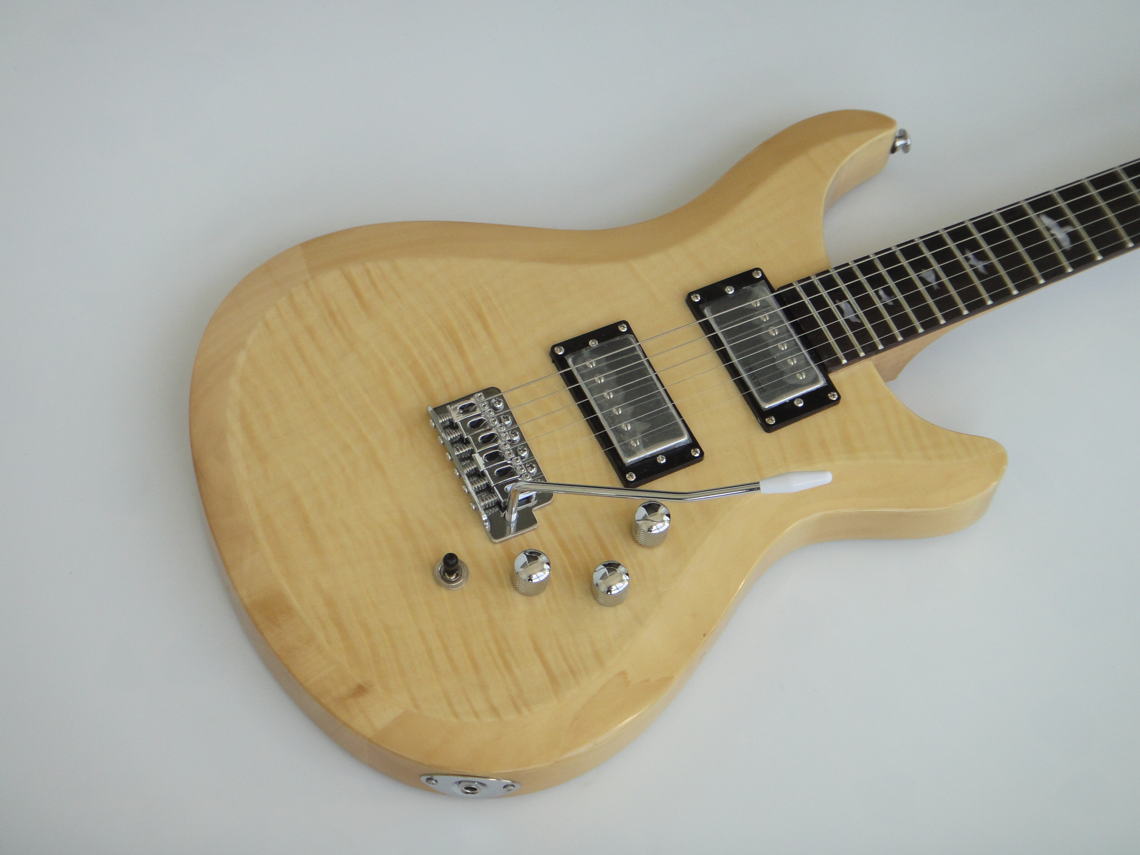 Guitarra Eléctrica Afanti Set en Cuerpo de Caoba con Chapa de Arce Flameado